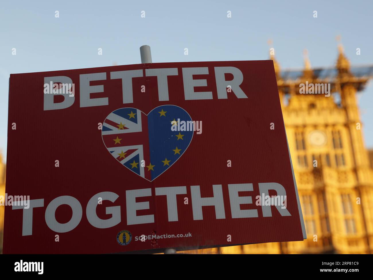 (190215) -- LONDON, 15. Februar 2019 (Xinhua) -- Ein Demonstrant hält am 14. Februar 2019 Ein Plakat vor den Houses of Parliament in London, Großbritannien. Das britische Unterhaus hat am Donnerstag gegen einen Antrag von Premierministerin Theresa May gestimmt, der seine Unterstützung für den Brexit-Ansatz der Regierung bekräftigt. (Xinhua/Han Yan) GROSSBRITANNIEN-LONDON-BREXIT PUBLICATIONxNOTxINxCHN Stockfoto