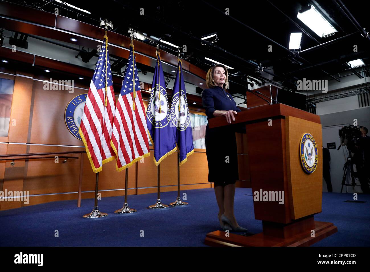 (190214) -- WASHINGTON, 14. Februar 2019 -- US-Repräsentantenin Nancy Pelosi spricht während einer Pressekonferenz auf dem Capitol Hill in Washington D.C., USA, am 14. Februar 2019. US-Präsident Donald Trump ist bereit, ein parteiübergreifendes Gesetz über Ausgaben und Grenzsicherheit zu unterzeichnen, um einen weiteren Regierungsstillstand zu verhindern, aber auch einen nationalen Notfall auszurufen, um Geld für seine lang versprochene Grenzmauer zu erhalten, sagte das Weiße Haus am Donnerstag. Nancy Pelosi, die Top-Demokratin im Parlament, sagte, ihre Partei überprüfe unsere Optionen, um auf die erwartete Notstandserklärung zu reagieren. ) USA-WASHINGTON D.C.-H Stockfoto