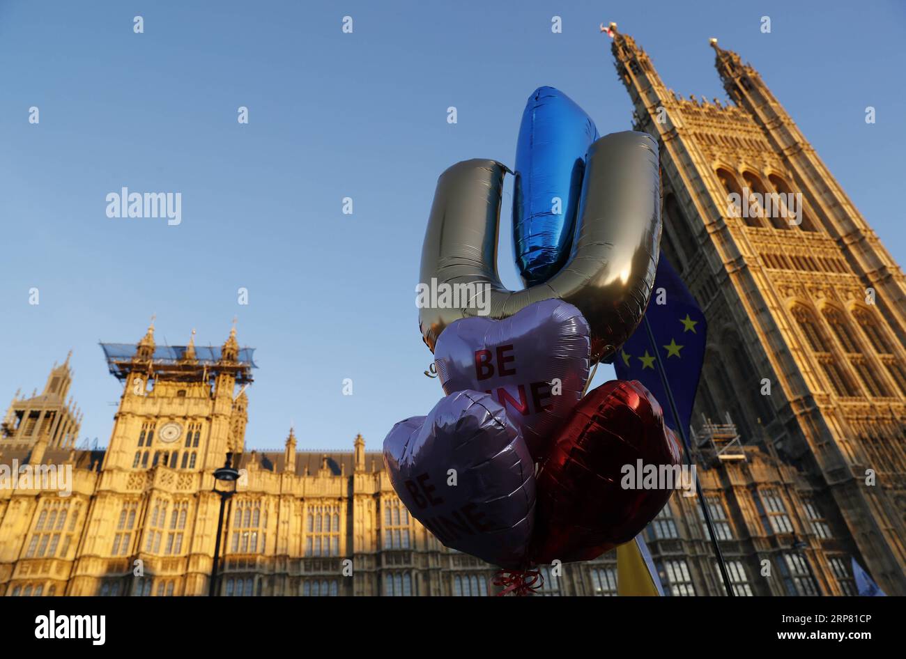 (190215) -- LONDON, 15. Februar 2019 (Xinhua) -- Ballons werden am Valentinstag vor den Houses of Parliament in London, Großbritannien, am 14. Februar 2019 abgebildet. Das britische Unterhaus hat am Donnerstag gegen einen Antrag von Premierministerin Theresa May gestimmt, der seine Unterstützung für den Brexit-Ansatz der Regierung bekräftigt. (Xinhua/Han Yan) GROSSBRITANNIEN-LONDON-BREXIT PUBLICATIONxNOTxINxCHN Stockfoto