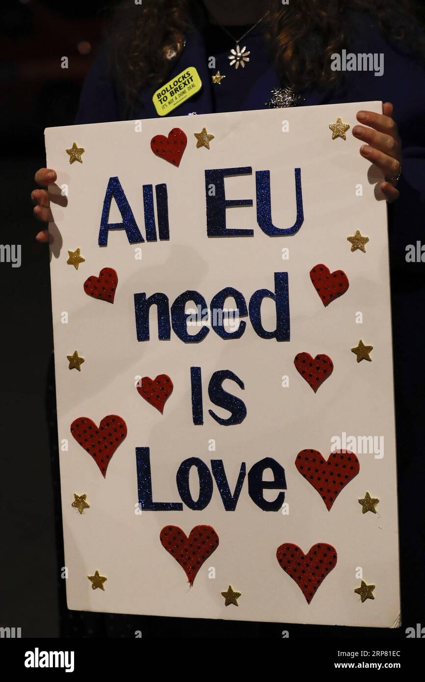 (190215) -- LONDON, 15. Februar 2019 (Xinhua) -- Ein Demonstrant hält am 14. Februar 2019 Ein Plakat vor den Houses of Parliament in London, Großbritannien. Das britische Unterhaus hat am Donnerstag gegen einen Antrag von Premierministerin Theresa May gestimmt, der seine Unterstützung für den Brexit-Ansatz der Regierung bekräftigt. (Xinhua/Han Yan) GROSSBRITANNIEN-LONDON-BREXIT PUBLICATIONxNOTxINxCHN Stockfoto