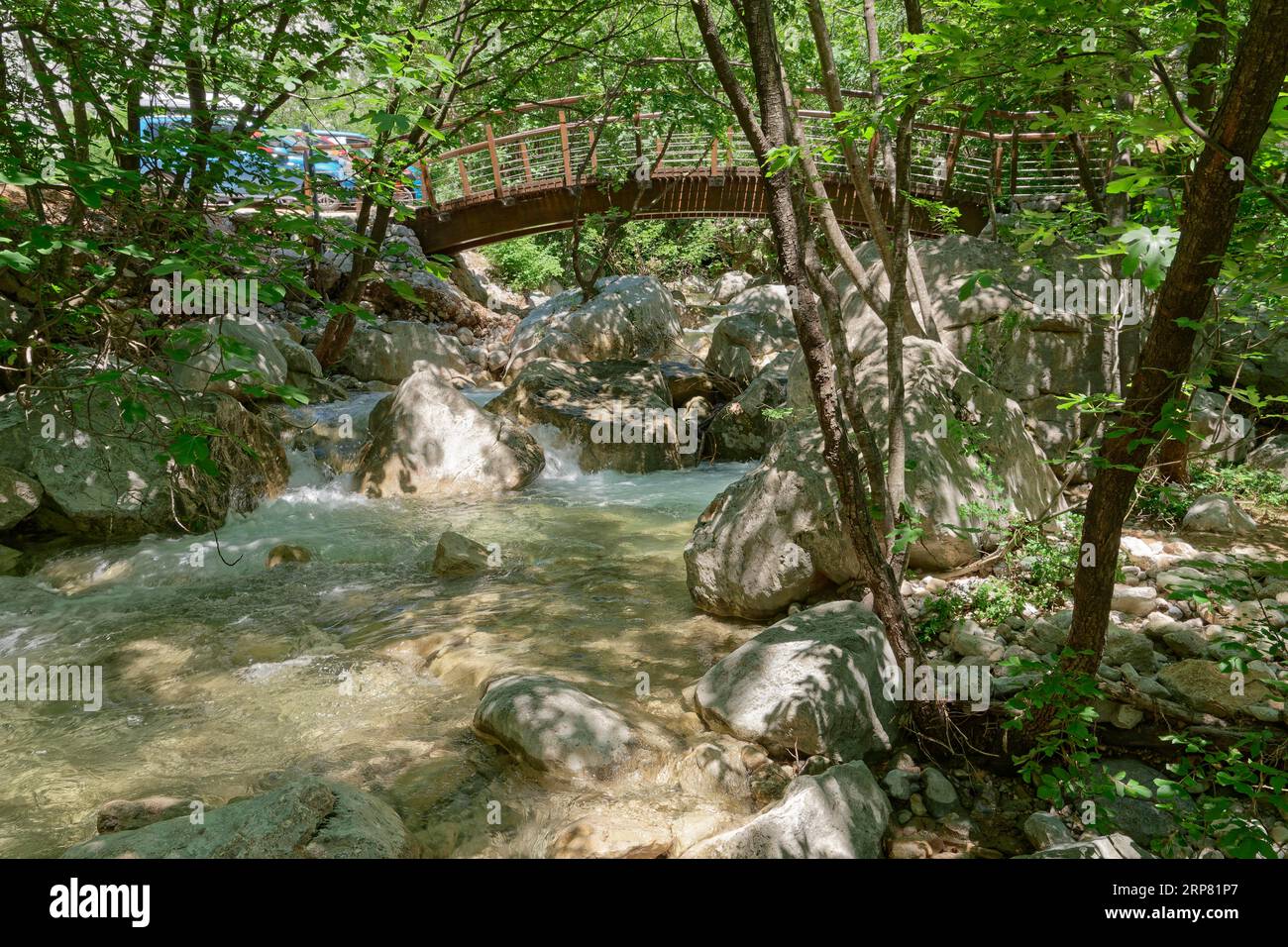 Ein Wanderweg überquert den Paklenica River auf einer Holzbrücke im Paklenica National Park in Norddalmatien. Paklenica Starigrad, Dalmatien Stockfoto