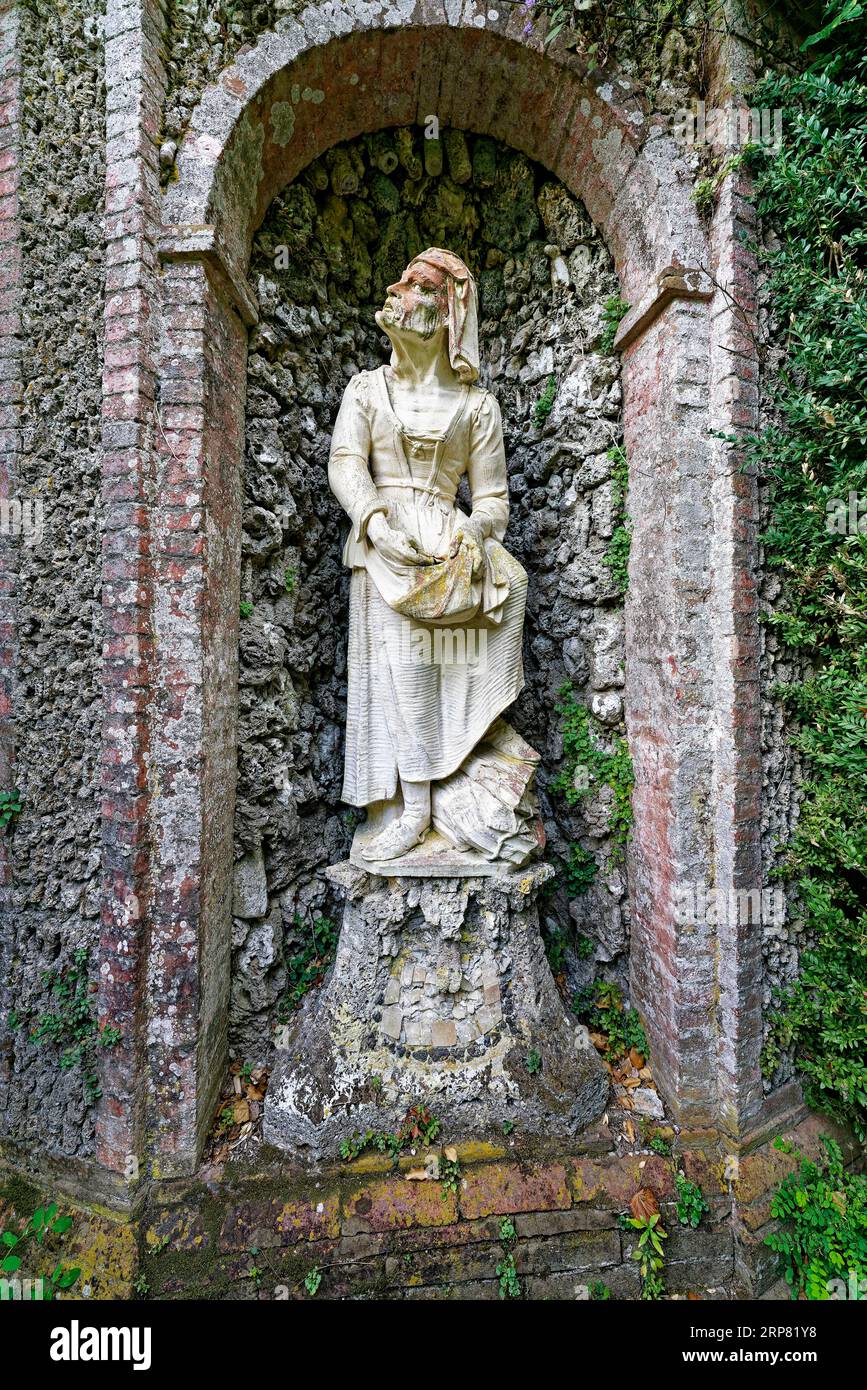 Alte Frau, Farmer säen Samen, Allegorie des einfachen Lebens, Nische Figur, Rokoko, Park oder Garten von Villa Garzoni, Giardino Garzoni, Collodi Stockfoto