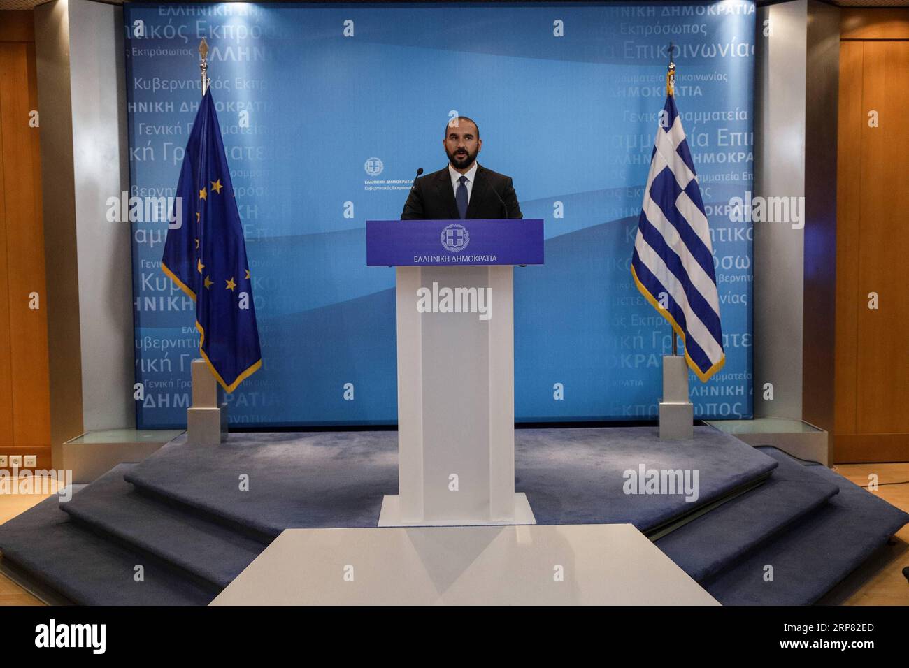 (190215) -- ATHEN, 15. Februar 2019 -- Dimitris Tzanakopoulos, der Sprecher der griechischen Regierung, hat am 15. Februar 2019 in Athen, Griechenland, die Umbildung des Kabinetts angekündigt. Am Freitag wurde das griechische Kabinett neu gemischt, kündigte der Sprecher in einer Fernseherklärung über den staatlichen Sender ERT an. Die meisten Schlüsselportfolios blieben unverändert. Marios Lolo) GRIECHENLAND-ATHEN-REGIERUNG-UMBILDUNG MariosxLolos PUBLICATIONxNOTxINxCHN Stockfoto