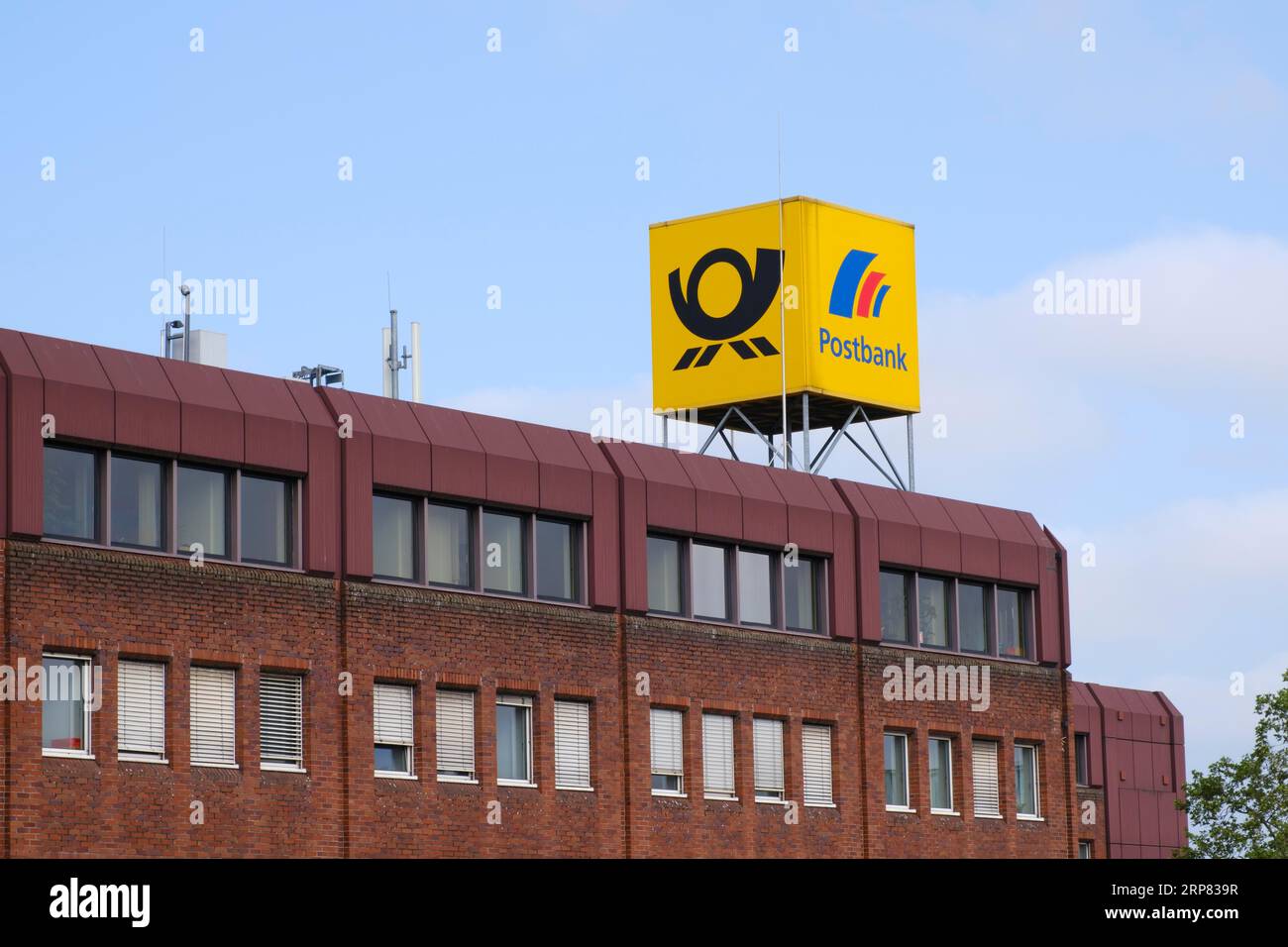 Schild mit Logo, Postbank, Deutsche Post DHL Group, Lieferbasis, Hauptpost, Dortmund, Ruhrgebiet, Nordrhein-Westfalen, Deutschland Stockfoto