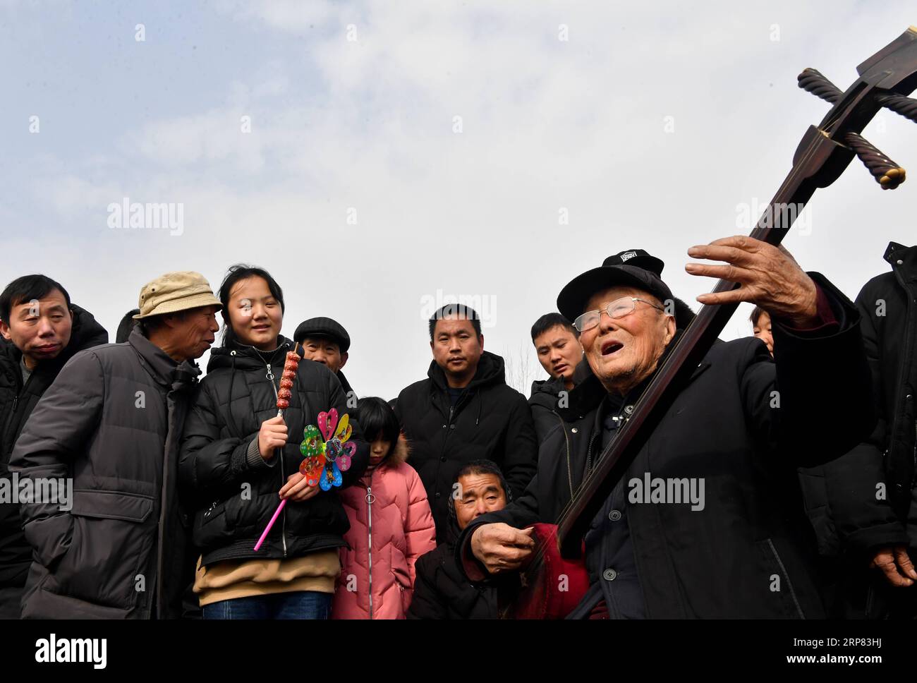 (190216) -- BAOFENG, 16. Februar 2019 (Xinhua) -- Volkskünstler Yu Shuxi (1. R), 99, tritt während der Majie Quyi-Messe im Baofeng County, Provinz Henan in Zentralchina, am 16. Februar 2019 auf. Jedes Jahr nach dem Frühlingsfest wird das Dorf Majie in der zentralchinesischen Provinz Henan von Volkskünstlern aus dem ganzen Land besucht. Die Volkskunstmesse dort hat 700 Jahre gedauert. Die Veranstaltung soll von einem angesehenen Volkskünstler im Dorf stammen, dessen viele Schüler sich versammelten, um 1316 seinen Geburtstag zu feiern. Die Geburtstagsfeier entwickelte sich später zu einer Volkskunstmesse. Chinesische Volkskunst, oder Quyi, hat einen Menschen Stockfoto