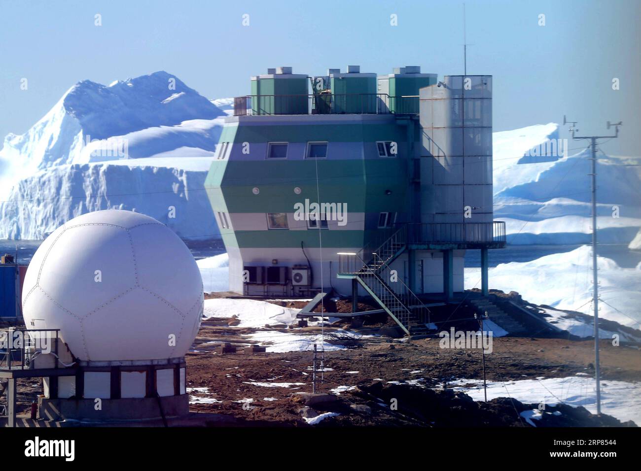 (190218) -- AN BORD VON XUELONG, 18. Februar 2019 (Xinhua) -- Foto aufgenommen am 14. Februar 2019 zeigt Eisberge in der Nähe der Zhongshan Station, einer chinesischen Forschungsbasis in der Antarktis. Der Bahnhof Zhongshan wurde im Februar 1989 eingerichtet. Im Umkreis von zehn Kilometern zur Station sind Eisschilde, Gletscher und Eisberge zu sehen. (Xinhua/Liu Shiping) ANTARKTIS-CHINA-ZHONGSHAN STATION PUBLICATIONxNOTxINxCHN Stockfoto