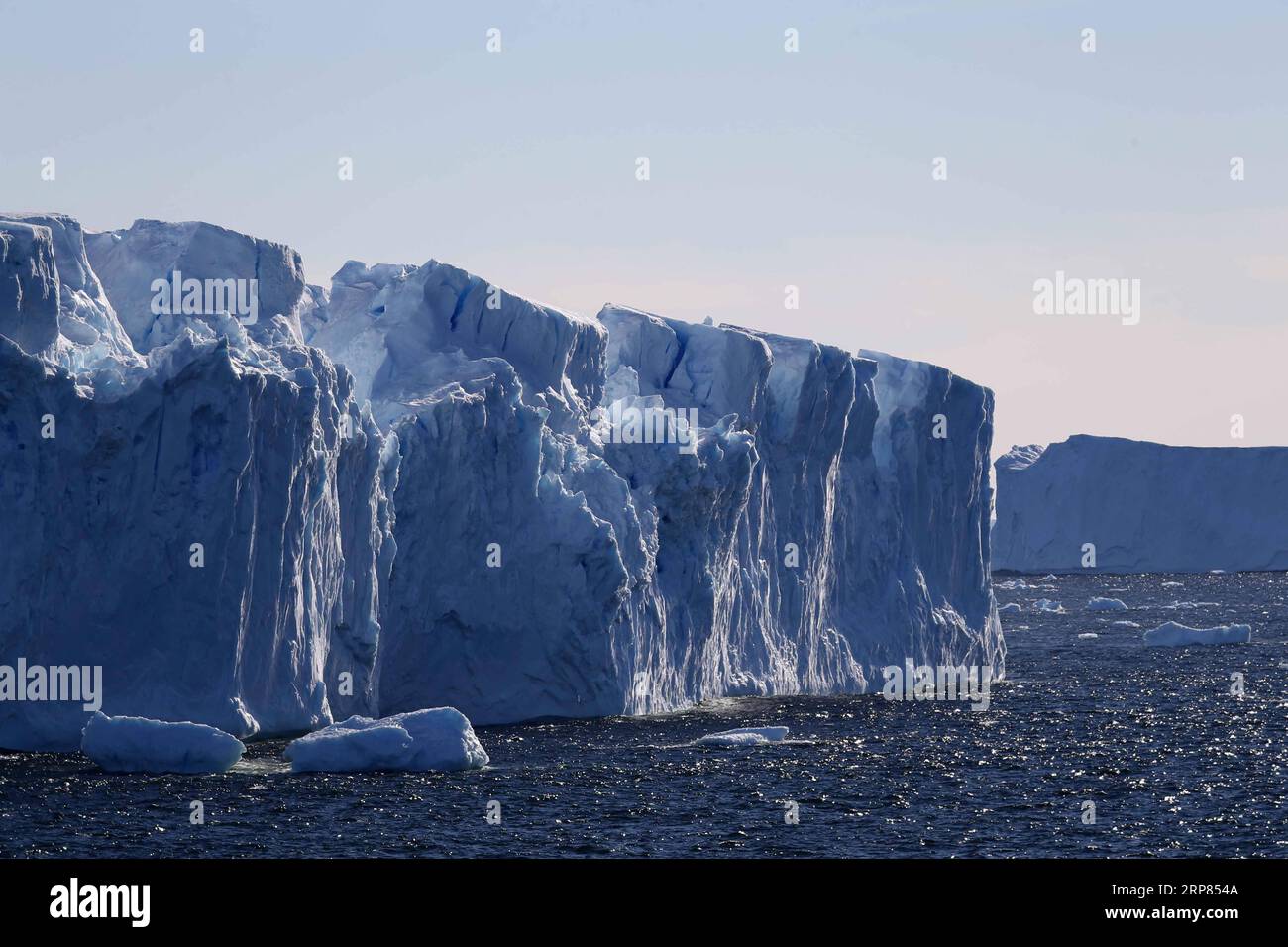 (190218) -- AN BORD VON XUELONG, 18. Februar 2019 (Xinhua) -- Foto vom 14. Februar 2019 zeigt einen Eisberg auf dem Meer in der Nähe der Zhongshan Station, einer chinesischen Forschungsbasis in der Antarktis. Der Bahnhof Zhongshan wurde im Februar 1989 eingerichtet. Im Umkreis von zehn Kilometern zur Station sind Eisschilde, Gletscher und Eisberge zu sehen. (Xinhua/Liu Shiping) ANTARKTIS-CHINA-ZHONGSHAN STATION PUBLICATIONxNOTxINxCHN Stockfoto