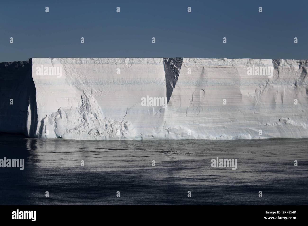 (190218) -- AN BORD VON XUELONG, 18. Februar 2019 (Xinhua) -- Foto vom 14. Februar 2019 zeigt einen Eisberg auf dem Meer in der Nähe der Zhongshan Station, einer chinesischen Forschungsbasis in der Antarktis. Der Bahnhof Zhongshan wurde im Februar 1989 eingerichtet. Innerhalb von zehn Kilometern zur Station sind Eisschild, Gletscher und Eisberg zu sehen. (Xinhua/Liu Shiping) ANTARKTIS-CHINA-ZHONGSHAN STATION PUBLICATIONxNOTxINxCHN Stockfoto