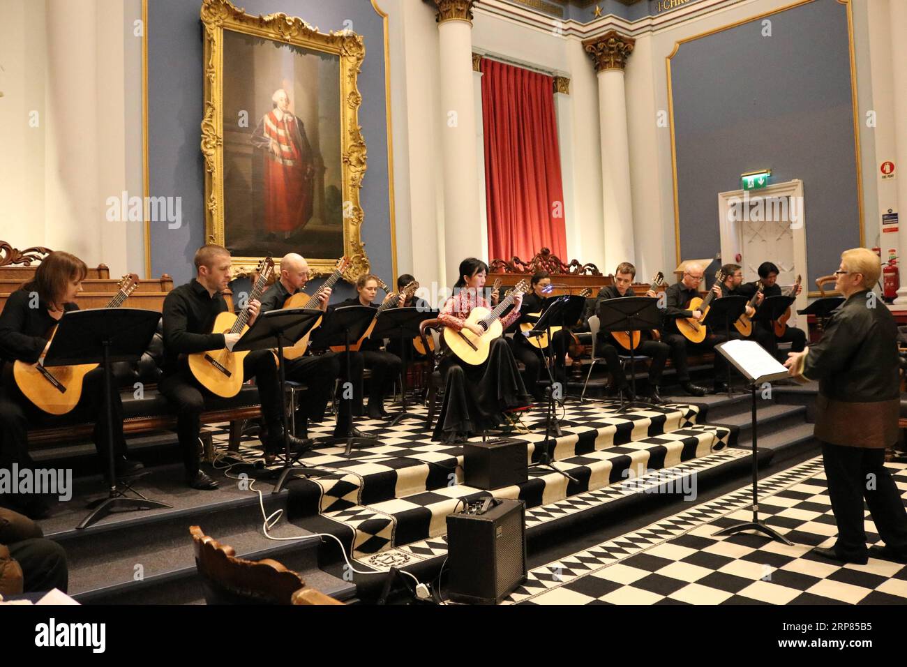 (190218) -- DUBLIN, 18. Februar 2019 () -- der chinesische Gitarrist Yang Xuefei (C) tritt am 17. Februar 2019 an der Royal Irish Academy of Music in Dublin auf. Das 17-tägige Dublin Chinese New Year Festival endete hier am Sonntag mit dem Konzert in der Royal Irish Academy of Music. () IRLAND-DUBLIN-CHINESISCHES NEUJAHRSFEST-FAZIT XINHUA PUBLICATIONXNOTXINXCHN Stockfoto