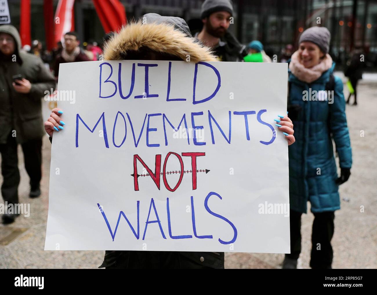 (190218) -- CHICAGO, 18. Februar 2019 -- Ein Demonstrant hält Ein Plakat, um an einem Protest in Chicago, USA, am 18. Februar 2019 teilzunehmen. Mehr als 100 Menschen versammelten sich am Montag in Chicago, um gegen die nationale Notstandserklärung von Präsident Donald Trump zu protestieren.) US-CHICAGO-TRUMP-NATIONAL EMERGENCY DECLARATION-PROTEST WANGXPING PUBLICATIONXNOTXINXCHN Stockfoto