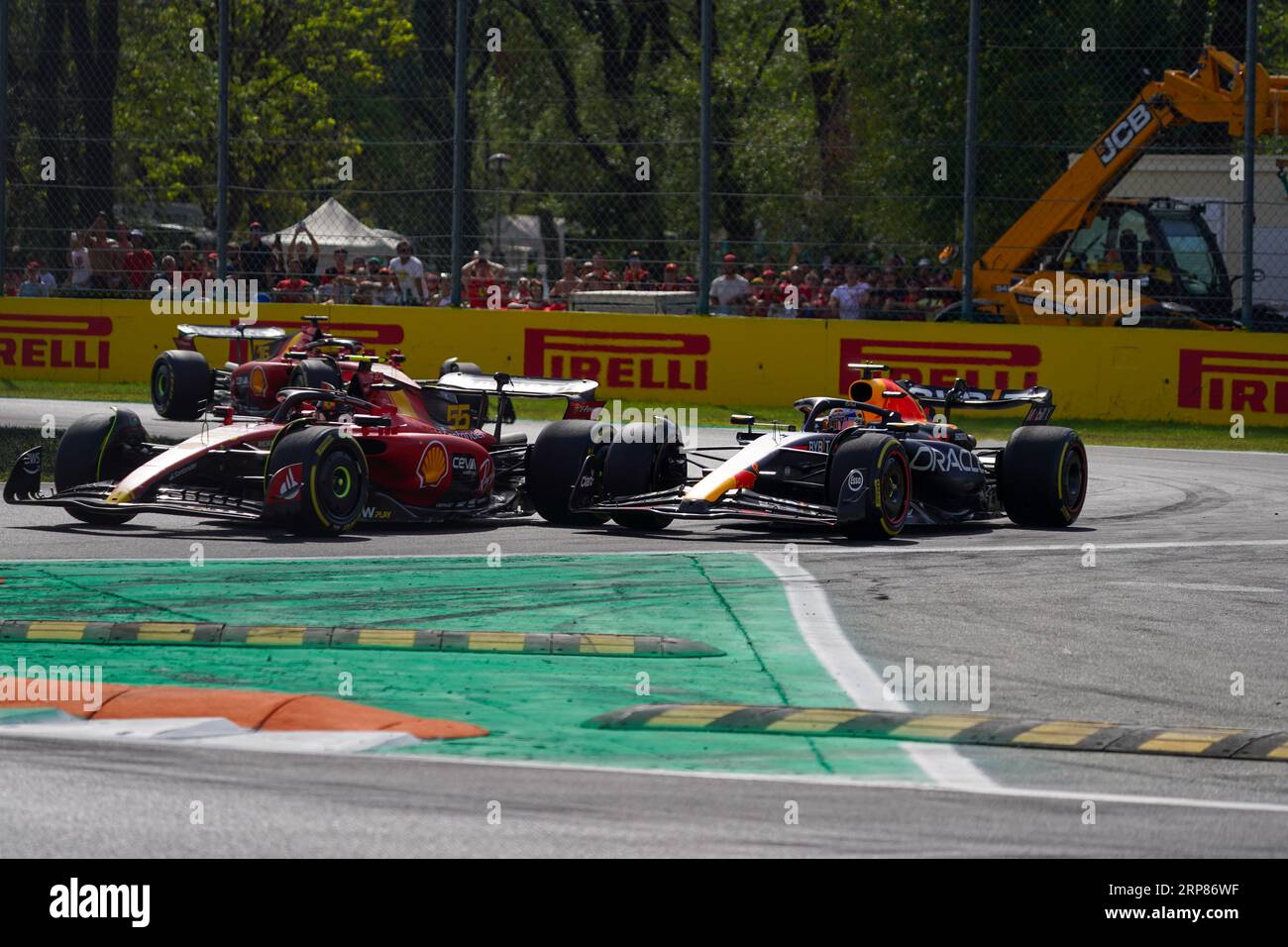 Monza, Italien. September 2023. Carlos Sainz Jr. aus Spanien, der den (55) Scuderia Ferrari SF-23 Ferrari und Max Verstappen aus den Niederlanden mit dem (1) Oracle Red Bull Racing RB19 Honda RBPT während der Formel 1 Pirelli GP d'Italia fährt. Quelle: Alessio Morgese/Alessio Morgese/Emage/Alamy Live News Stockfoto