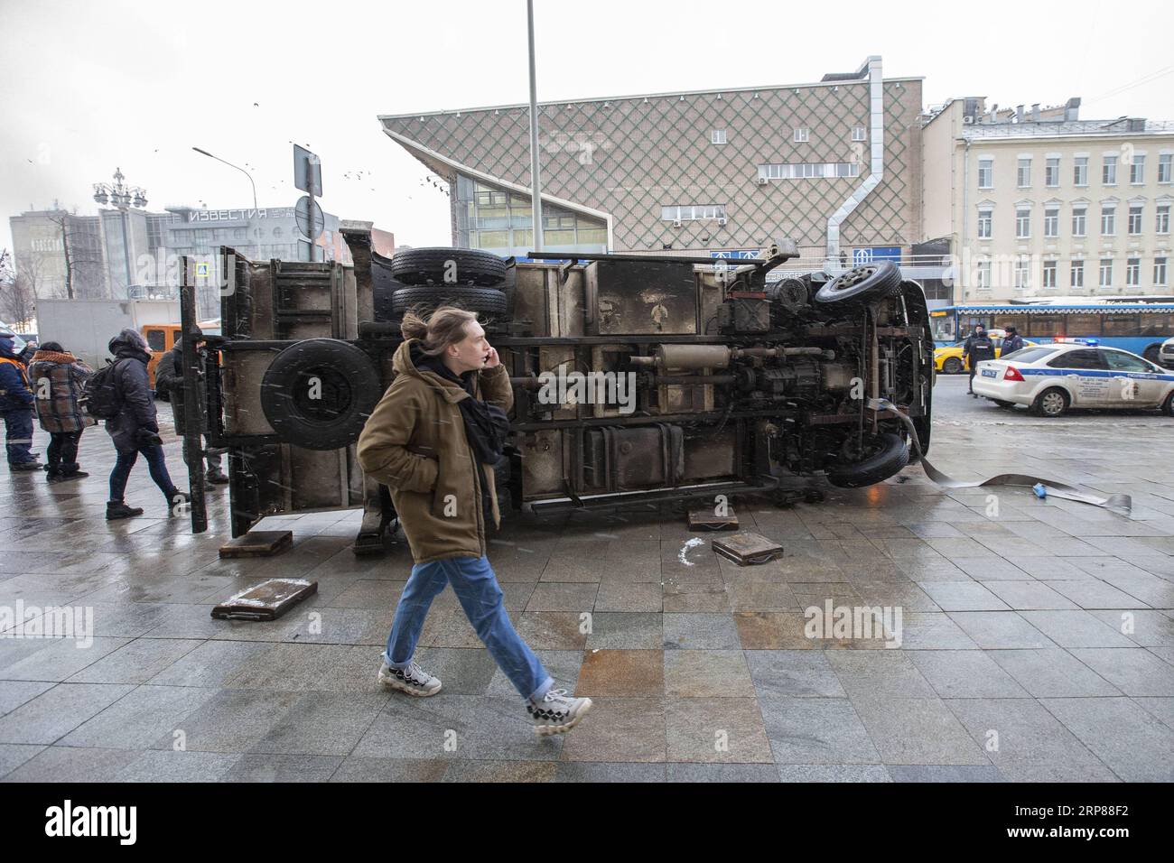 (190221) -- MOSKAU, 21. Februar 2019 -- Ein Fußgänger läuft am 21. Februar 2019 an einem gefallenen Kran auf einer Straße im Zentrum Moskaus, Russland. Am Donnerstag wurden hier zwei Fahrzeuge durch den umgestürzten Kran beschädigt. ) RUSSLAND-MOSKAU-UNFALL AlexanderxZemlianichenkoxJr PUBLICATIONxNOTxINxCHN Stockfoto