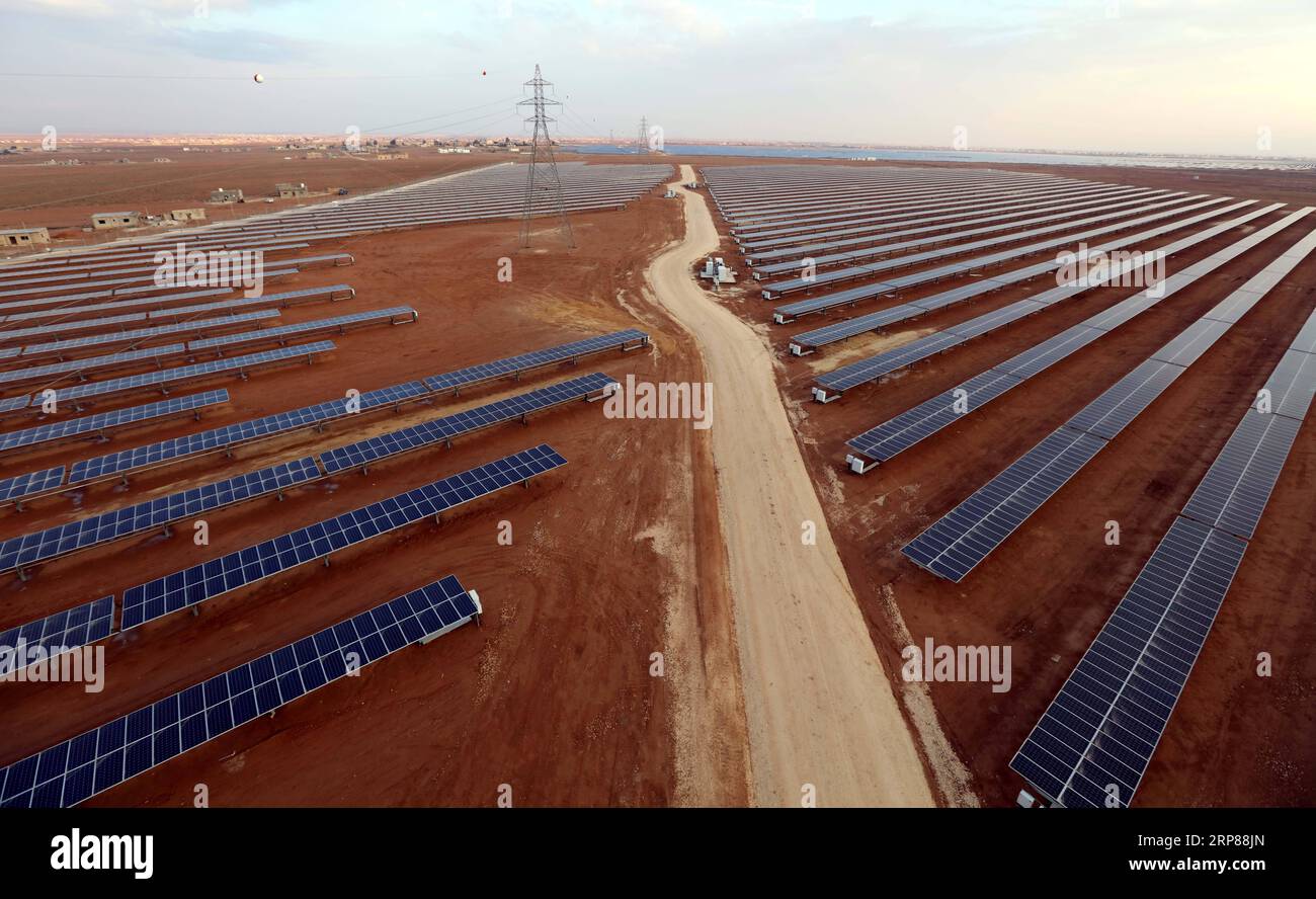 (190221) -- AMMAN, 21. Februar 2019 -- das Foto vom 21. Februar 2019 zeigt einen Teil von Shams Al Mafraq, ein Solarprojekt, das von jordanischer Kawar Energy in Al Mafraq nördlich von Amman, Jordanien, im Bau ist. Im Rahmen der Energiestrategie der Regierung, die darauf abzielt, den Beitrag erneuerbarer Energien zum Gesamtenergiemix bis 2020 auf 10 Prozent zu steigern, wird es sich um eine 50-MW-Solaranlage in Al Mafraq handeln. ) JORDAN-AL MAFRAQ-SOLARANLAGE MohammadxAbuxGhosh PUBLICATIONxNOTxINxCHN Stockfoto