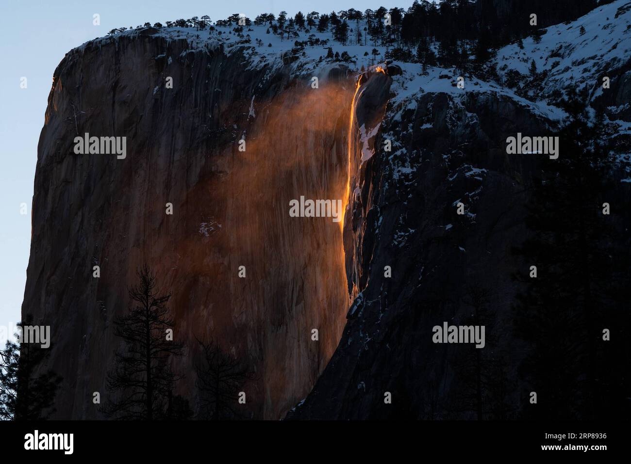 (190222) -- YOSEMITE NATIONAL PARK, 22. Februar 2019 (Xinhua) -- Foto aufgenommen am 21. Februar 2019 zeigt den Feuerfall im Yosemite National Park in Kalifornien, USA. Das Feuerfallphänomen, das jeden Februar auftritt, tritt auf, wenn die untergehende Sonne den Schachtelhalm im richtigen Winkel trifft. (Xinhua/Qian Weizhong) U.S.-CALIFORNIA-YOSEMITE NATIONAL PARK-FIREFALL PUBLICATIONxNOTxINxCHN Stockfoto