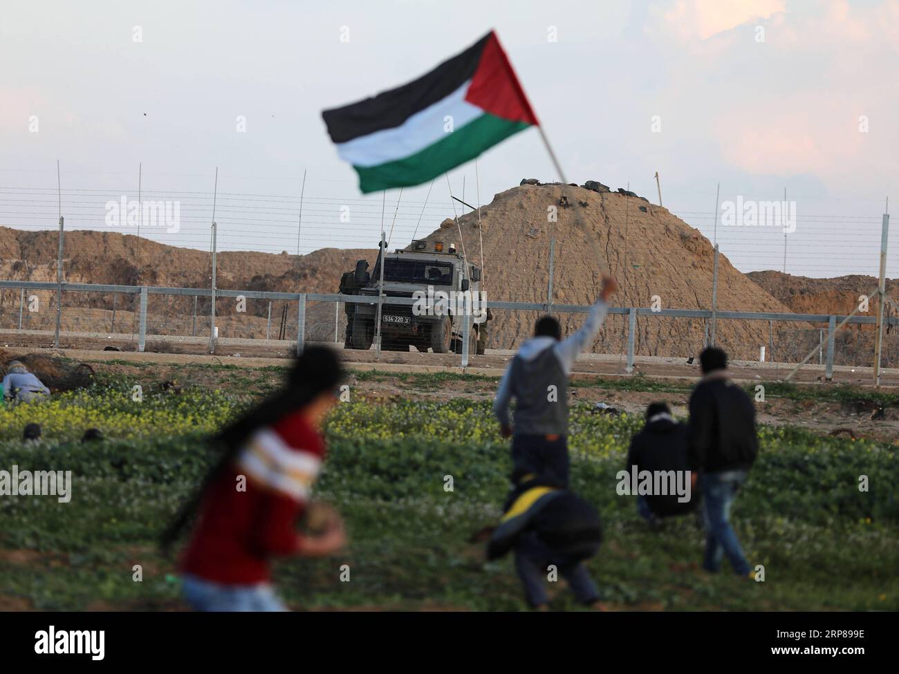 (190222) -- GAZA, 22. Februar 2019 -- palästinensische Demonstranten stoßen am 22. Februar 2019 an der Grenze zwischen Gaza und Israel, östlich von Gaza-Stadt, auf israelische Truppen. Ein palästinensischer Jugendlicher wurde am Freitag getötet und Dutzende verletzt, als es bei den wöchentlichen anti-israelischen Kundgebungen und Protesten im östlichen Gazastreifen nahe der Grenze zu Israel zu Konflikten zwischen Hunderten palästinensischen Demonstranten und israelischen Soldaten kam. MIDEAST-GAZA-KONFLIKTE YasserxQudih PUBLICATIONxNOTxINxCHN Stockfoto