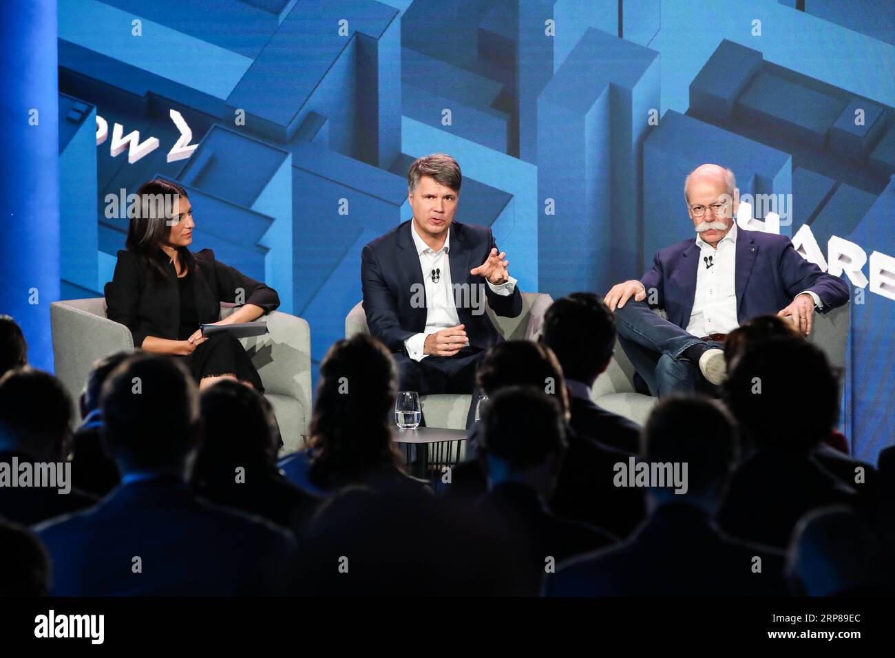 (190222) -- BERLIN, 22. Februar 2019 -- Harald Krueger (C), Vorstandsvorsitzender von BMW, und Dieter Zetsche (R), Vorstandsvorsitzender von Daimler, nehmen am 22. Februar 2019 an einer Pressekonferenz in Berlin, Hauptstadt Deutschlands, Teil. Daimler und BMW, zwei deutsche Luxusautomobilhersteller, gaben am Freitag ihre Pläne bekannt, mehr als eine Milliarde Euro (1,13 Milliarden US-Dollar) in die Gründung eines neuen gemeinsamen Carsharing-Geschäfts zu investieren. ) DEUTSCHLAND-BERLIN-DAIMLER-BMW-CAR-SHARING-JOINT-VENTURE SHANXYUQI PUBLICATIONXNOTXINXCHN Stockfoto