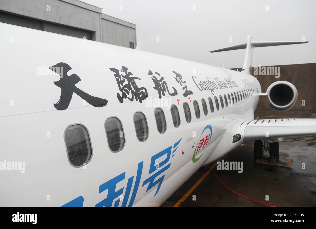 (190223) -- SHANGHAI, 23. Februar 2019 -- das erste ARJ21-Flugzeug, das Genghis Khan Airlines von der Commercial Aircraft Corp. Of China (COMAC) erhalten hat, wird am Dachang Airbase in Shanghai, 22. Februar 2019, geparkt. Die Lieferung ist der Beginn der indigen Entwicklung des chinesischen Massstabs von Jetlinern. Die ARJ21 startete am Donnerstag von Shanghai aus in Richtung Hohhot Baita International Airport in Nordchinas Autonome Region Innere Mongolei. ) CHINA-SHANGHAI-AVIATION INDUSTRY-ARJ21(CN) DINGXTING PUBLICATIONXNOTXINXCHN Stockfoto