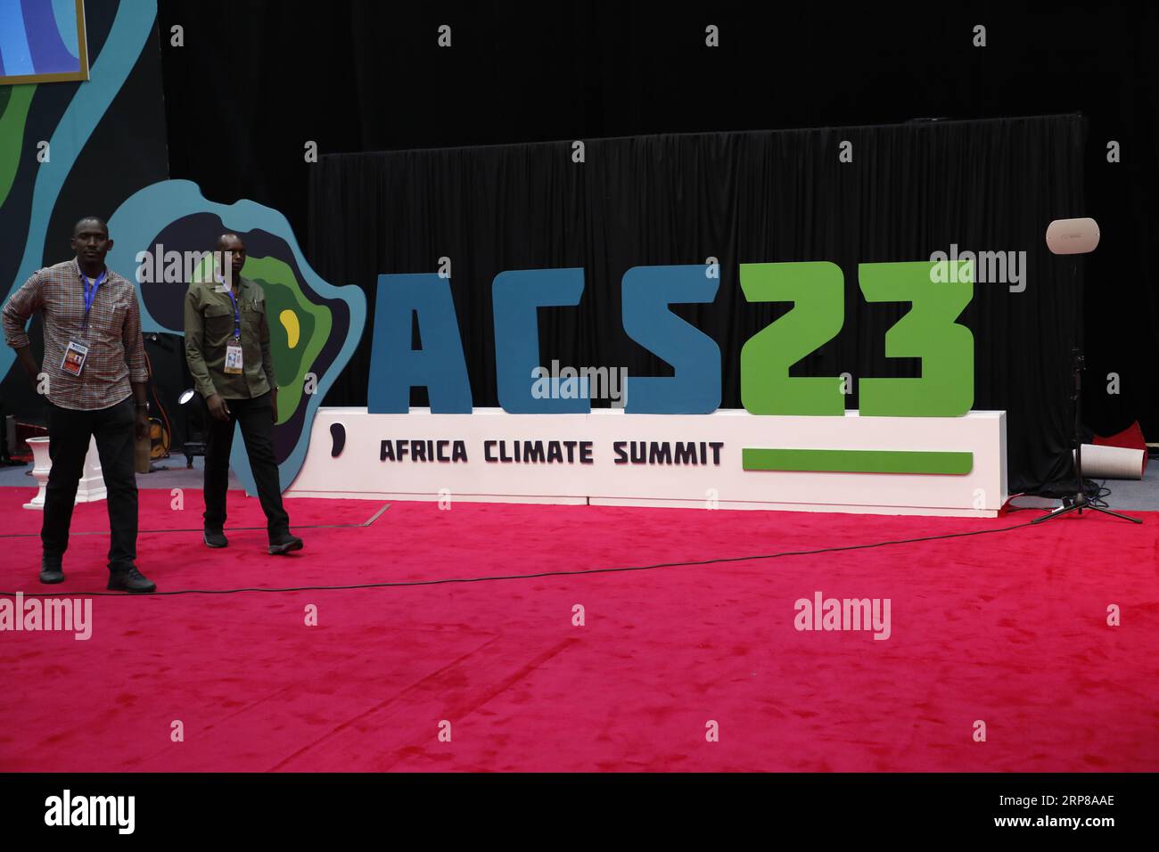 Nairobi, Kenia. September 2023. Die Organisatoren sind vor dem Afrikanischen Klimagipfel 2023 im Kenyatta International Conference Centre in Nairobi am Logo des Afrika-Klimagipfels vorbeigelaufen. Der Gipfel wird am 4. September 2023 unter dem Thema „Förderung von grünem Wachstum und Lösungen für Klimafinanzierung für Afrika und die Welt“ beginnen. (Foto: John Ochieng/SOPA Images/SIPA USA) Credit: SIPA USA/Alamy Live News Stockfoto