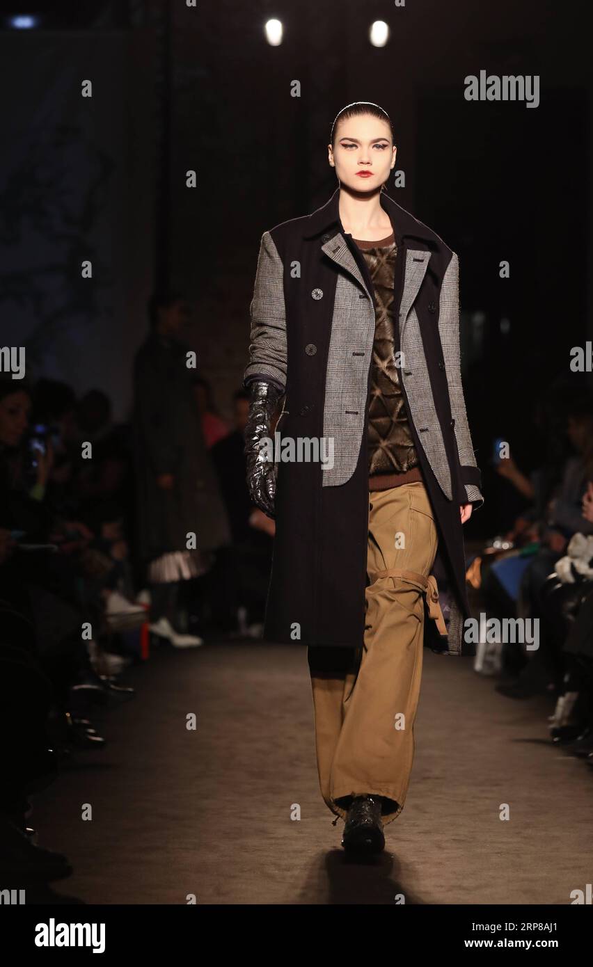 (190224) -- MAILAND, 24. Februar 2019 -- Ein Modell präsentiert eine Kreation von Atsushi Nakashima während der Mailänder Fashion Week Herbst/Winter 2019/2020 in Mailand, Italien, am 24. Februar 2019. ) ITALY-MILAN-FASHION WEEK-ATSUSHI NAKASHIMA CHENGXTINGTING PUBLICATIONXNOTXINXCHN Stockfoto