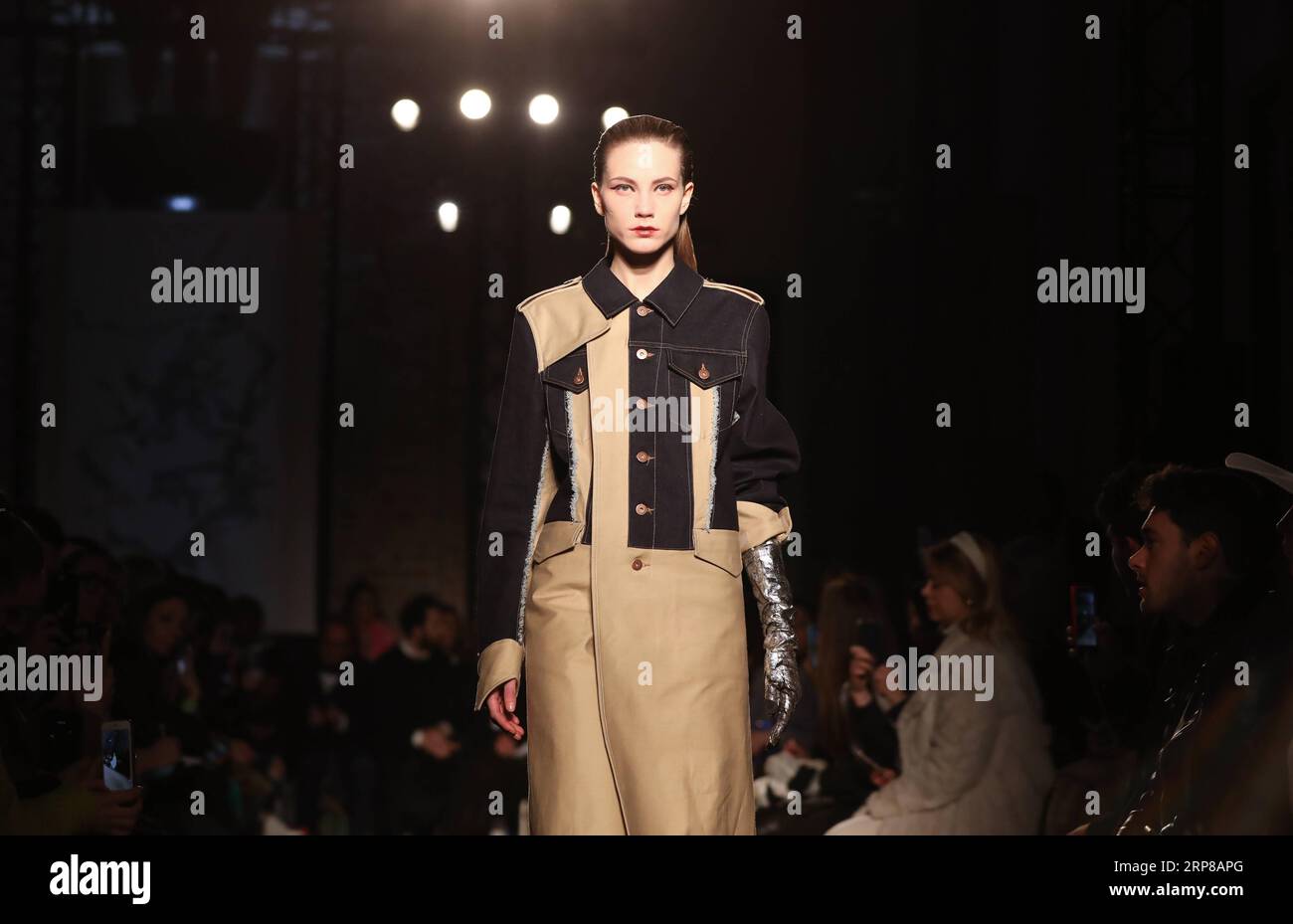 (190224) -- MAILAND, 24. Februar 2019 -- Ein Modell präsentiert eine Kreation von Atsushi Nakashima während der Mailänder Fashion Week Herbst/Winter 2019/2020 in Mailand, Italien, am 24. Februar 2019. ) ITALY-MILAN-FASHION WEEK-ATSUSHI NAKASHIMA CHENGXTINGTING PUBLICATIONXNOTXINXCHN Stockfoto