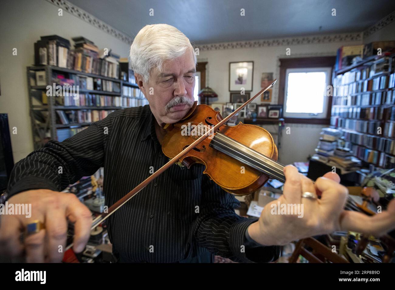 (190225) -- NEW YORK, 25. Februar 2019 -- Davyd Booth, Violinist und zweiter Keyboarder des Philadelphia Orchestra, übt Violine in seinem Haus in New Jersey, USA, 29. Januar 2019. Mehr als 45 Jahre nach seiner ersten Chinareise erinnerte sich Davyd Booth, ein 69-jähriger US-Musiker, noch immer deutlich an sein damaliges Gefühl. ZUM Spiel: US-amerikanischer Veteranenmusiker ist eng mit China verbunden) US-PHILADELPHIA-ORCHESTER-MUSIKER WangxYing PUBLICATIONxNOTxINxCHN Stockfoto