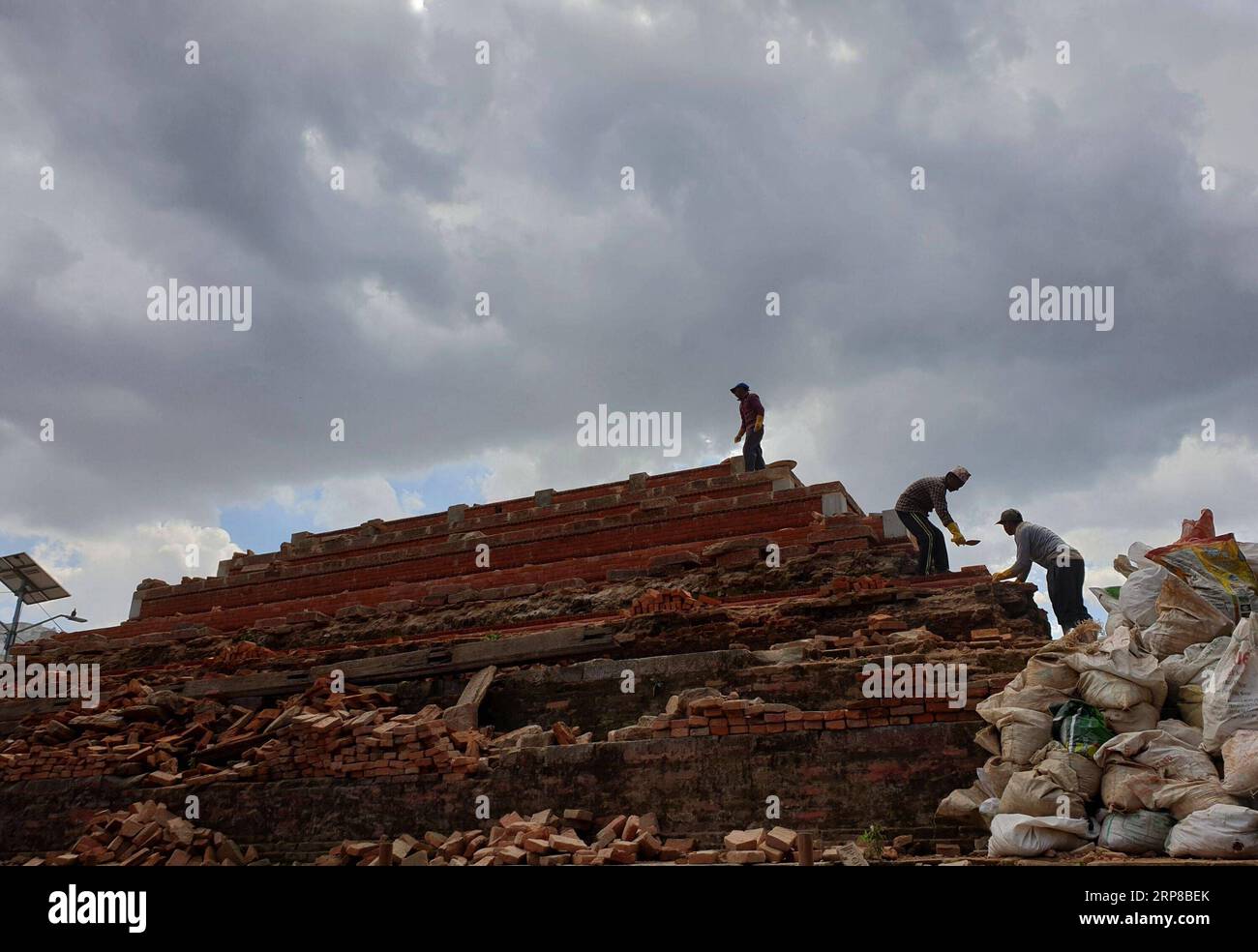 (190225) -- KATHMANDU, 25. Februar 2019 -- Menschen arbeiten am Wiederaufbau eines Tempels, der 2015 bei einem Erdbeben beschädigt wurde, am Hanumandhoka Durbar Square, einem UNESCO-Weltkulturerbe in Kathmandu, Nepal, 25. Februar 2019. ) NEPAL-KATHMANDU-HANUMANDHOKA DURBAR-QUADRAT-REKONSTRUKTION SUNILXSHARMA PUBLICATIONXNOTXINXCHN Stockfoto