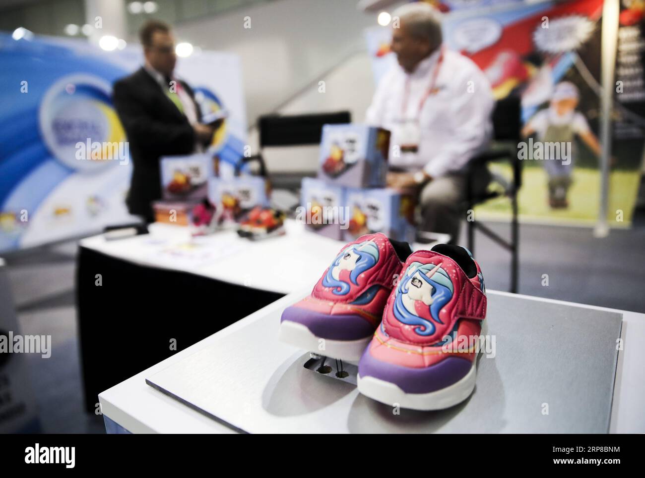 (190226) -- PEKING, 26. Februar 2019 -- Produkte von Choo Choo Shoes werden am Stand des Unternehmens während der 116. Jährlichen North American International Toy Fair im Jacob K. Javits Convention Center in New York, USA, am 18. Februar 2019 gesehen. ) Xinhua Schlagzeilen: Mehr lustige Spielzeuge, keine schmerzhaften Zölle: Amerikanische Spielzeugmacher hoffen auf US-China-Handelsabkommen WangxYing PUBLICATIONxNOTxINxCHN Stockfoto