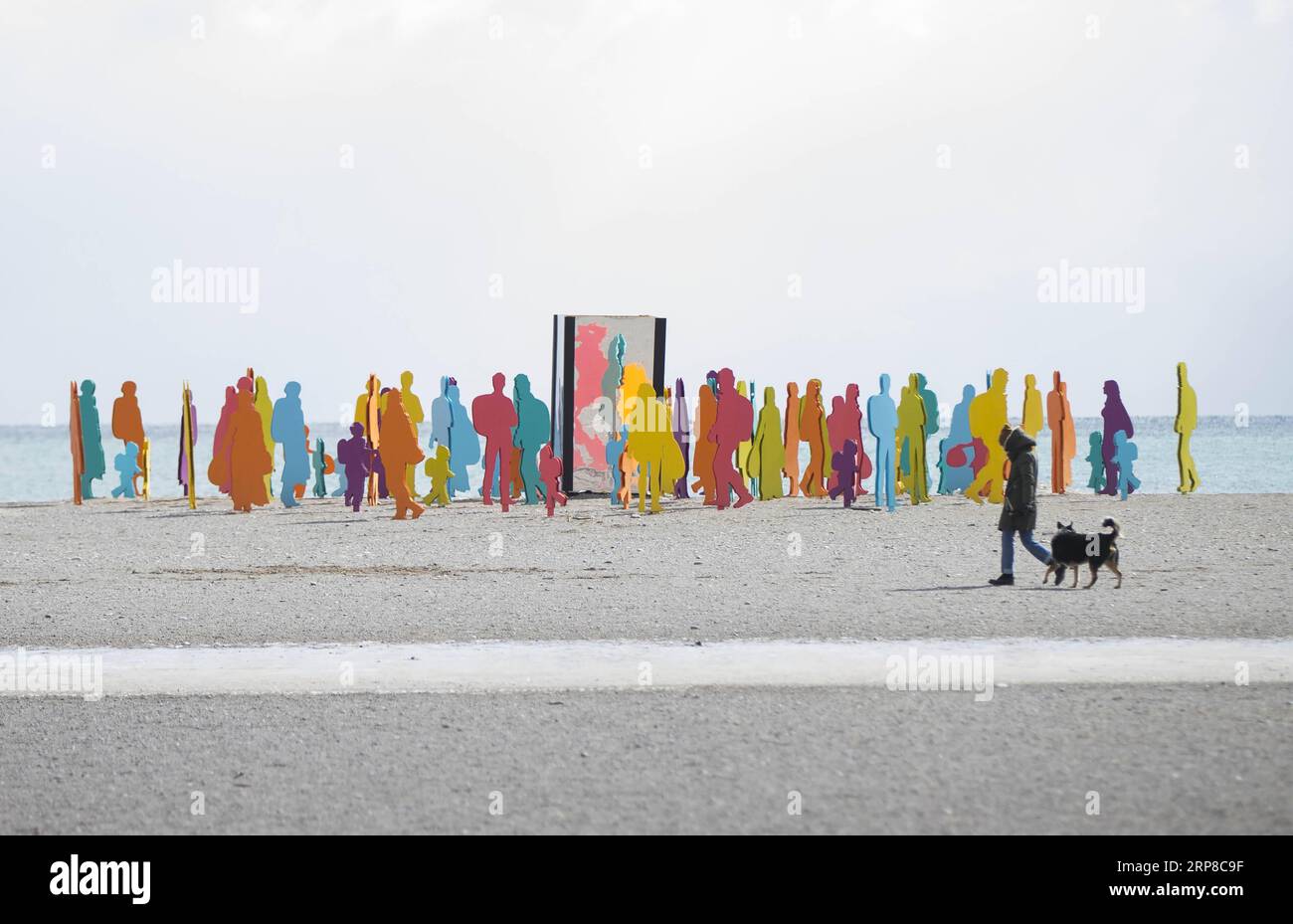 (190227) -- TORONTO, 27. Februar 2019 (Xinhua) -- Eine Frau geht mit ihrem Hund an der Kunstinstallation Cavalcade vorbei, während der Ausstellung des Winter Stations International Design Competition 2019 am Woodbine Beach in Toronto, Kanada, 26. Februar 2019. Winter Station ist ein internationaler Designwettbewerb und eine Ausstellung temporärer öffentlicher Kunstinstallationen, die an den Rettungsschwimmern entlang der Ashbridges Bay angebracht werden. (Xinhua/Zou Zheng) KANADA-TORONTO-WINTER-STATIONEN DESIGN AUSSTELLUNG PUBLICATIONxNOTxINxCHN Stockfoto