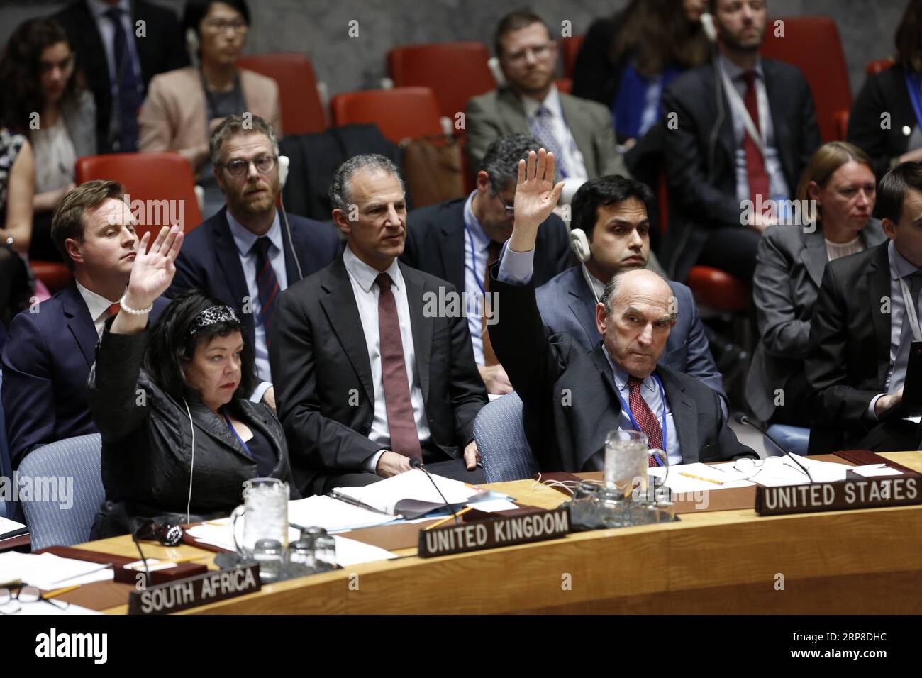 (190228) -- VEREINTEN NATIONEN, 28. Februar 2019 -- der Sonderbeauftragte der Vereinigten Staaten für Venezuela Elliott Abrams (R, Front) und der britische Botschafter bei den Vereinten Nationen Karen Pierce (L, Front) stimmen gegen eine von Russland verfasste Resolution zu Venezuela im UN-Hauptquartier in New York, 28. Februar 2019. Der UN-Sicherheitsrat hat am Donnerstag zwei konkurrierende Resolutionsentwürfe zu Venezuela, die von den Vereinigten Staaten bzw. Russland unterstützt wurden, nicht angenommen. ) VN-SICHERHEITSRAT-VENEZUELA-RESOLUTIONEN-SCHEITERN LIXMUZI PUBLICATIONXNOTXINXCHN Stockfoto