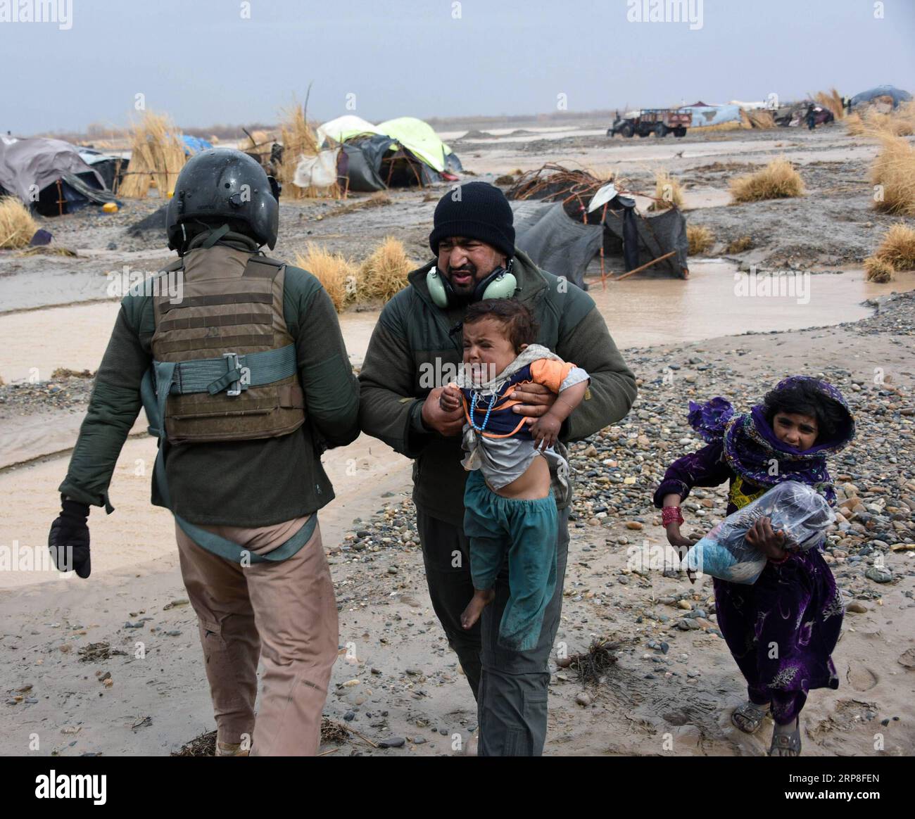 (190303) -- KANDAHAR, 3. März 2019 -- ein afghanisches Luftwaffenmitglied rettet Kinder während einer Evakuierungsoperation nach einem Hochwasser in der Provinz Kandahar, Afghanistan, 2. März 2019. Mindestens 20 Menschen wurden getötet und viele andere wurden vermisst, nachdem die Überschwemmungen die südliche Provinz Kandahar in Afghanistan getroffen hatten, sagten die Behörden am Sonntag. STR) AFGHANISTAN-KANDAHAR-EVAKUIERUNGSOPERATION-FLOOD XINHUAXKABUL PUBLICATIONXNOTXINXCHN Stockfoto