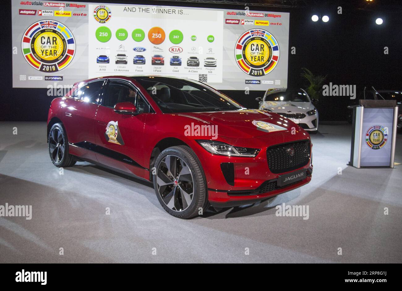 (190304) -- GENF, 4. März 2019 (Xinhua) -- Ein Jaguar I-PACE wird am 4. März 2019 auf der Palexpo in Genf in der Schweiz gesehen. Der erste Elektro-SUV I-PACE von Jaguar gewann am Montag in einem Rundum-Rennen gegen die Alpine A110 am Vorabend des 89. Internationalen Automobilsalon von Genf (GIMS) den „Car of the Year Award“. (Xinhua/Xu Jinquan) SCHWEIZ-GENF-JAGUAR I-PACE-CAR DES JAHRES PUBLICATIONxNOTxINxCHN Stockfoto