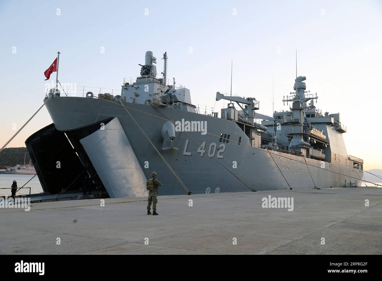 (190304) -- IZMIR (TÜRKEI), 4. März 2019 -- Ein Marineschiff wird während einer Marineübung namens Blue Homeland 2019 in Izmir, Türkei, am 4. März 2019 gesehen. Die größte jemals von der türkischen Marine durchgeführte Bohrung wird von Analysten als ein Zeichen sowohl der Entschlossenheit Ankaras gesehen, seine Territorial- und Gasexplorationsrechte im Mittelmeer zu schützen, als auch des Rückzugs der Marine vor den Folgen eines gescheiterten Putsches im Jahr 2016. ) TÜRKEI-IZMIR-MILITÄRÜBUNGEN MustafaxKaya PUBLICATIONxNOTxINxCHN Stockfoto