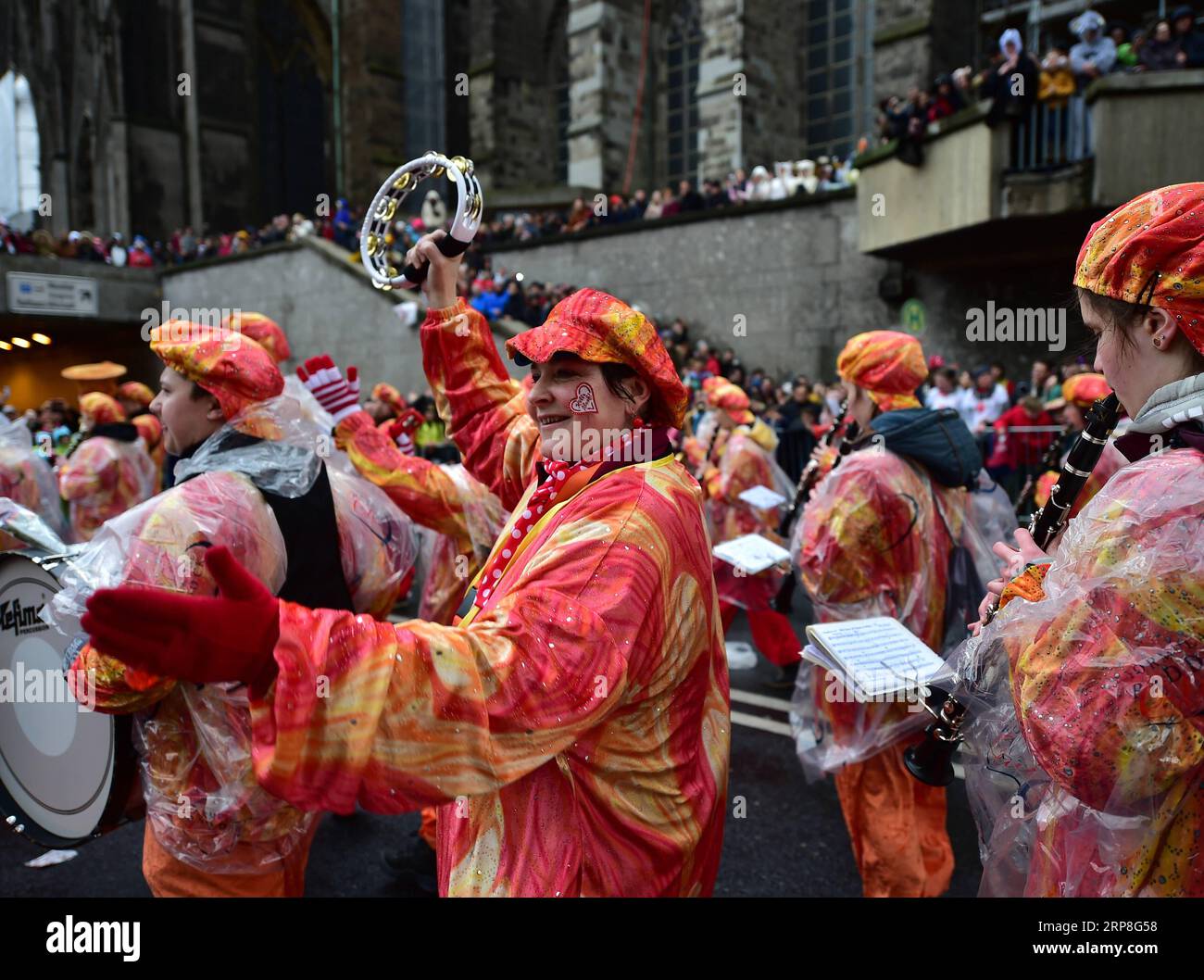 (190304) -- KÖLN (DEUTSCHLAND), 4. März 2019 (Xinhua) -- Feiernde nehmen an der Rosenmontagsparade in Köln am 4. März 2019 Teil. Die Rosenmontagsparade markiert den Höhepunkt des jährlichen Kölner Karnevals. (Xinhua/Lu Yang) DEUTSCHLAND-KÖLN-KARNEVAL-ROSE MONTAG PARADE PUBLICATIONxNOTxINxCHN Stockfoto