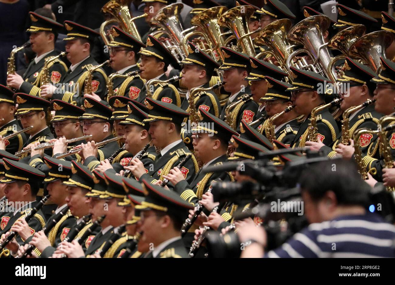 (190305) -- PEKING, 5. März 2019 -- die Militärkapelle der chinesischen Volksbefreiungsarmee tritt während der Eröffnungssitzung der zweiten Sitzung des 13. Nationalen Volkskongresses in der Großen Halle des Volkes in Peking, der Hauptstadt Chinas, am 5. März 2019 auf. ) (ZWEI SITZUNGEN)CHINA-BEIJING-NPC-OPENING (CN) LIXGANG PUBLICATIONXNOTXINXCHN Stockfoto