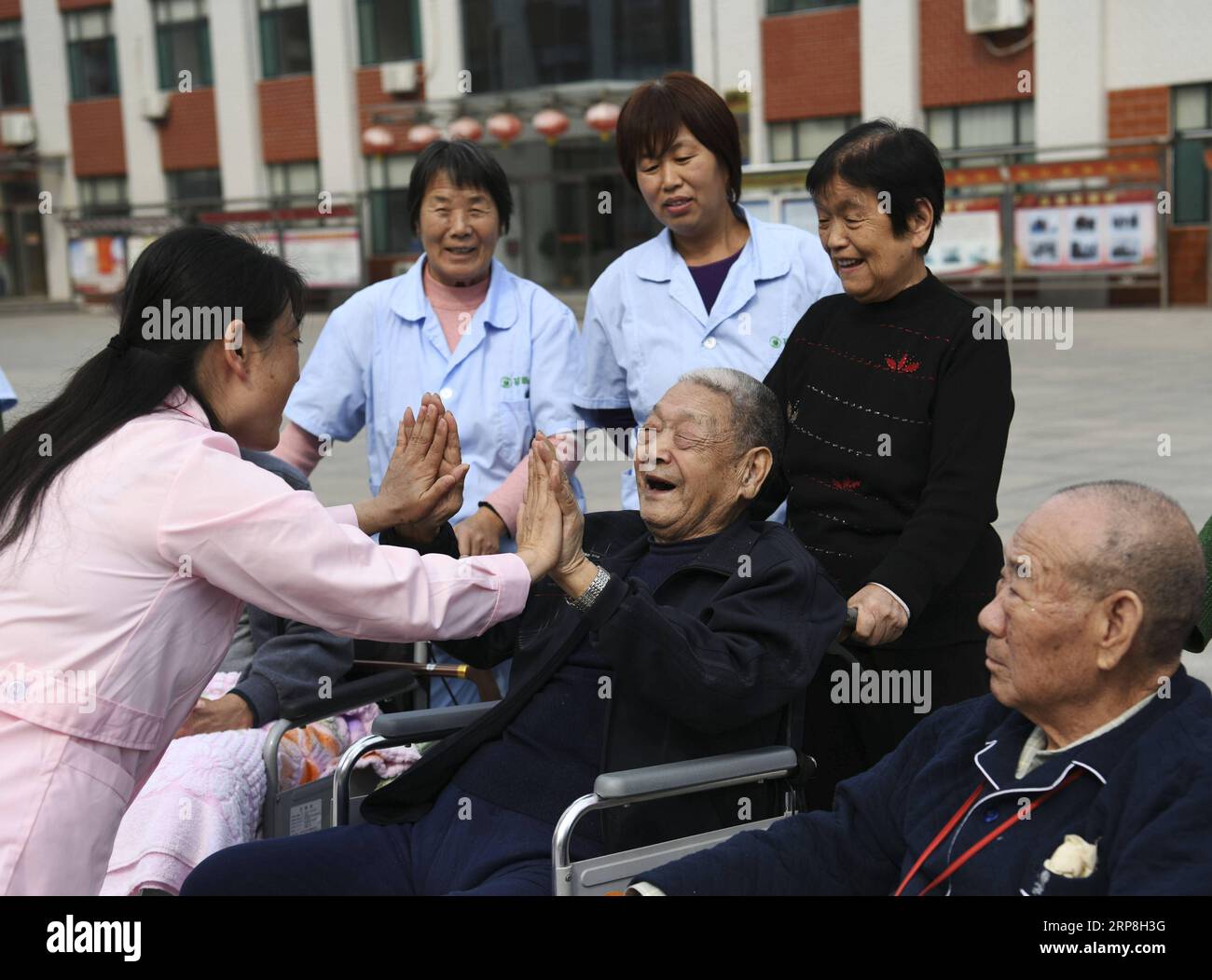 (190306) -- PEKING, 6. März 2019 -- Ein Mitarbeiter spielt ein Spiel mit einem Senioren in einem Gemeindezentrum für ältere Menschen in Zouping County Binzhou, Ostchinesische Provinz Shandong, 14. Oktober 2018. ) Xinhua-Schlagzeilen: China soll mit neuen wirtschaftlichen Treibern DongxNaide PUBLICATIONxNOTxINxCHN großes Wachstumspotenzial entfalten Stockfoto
