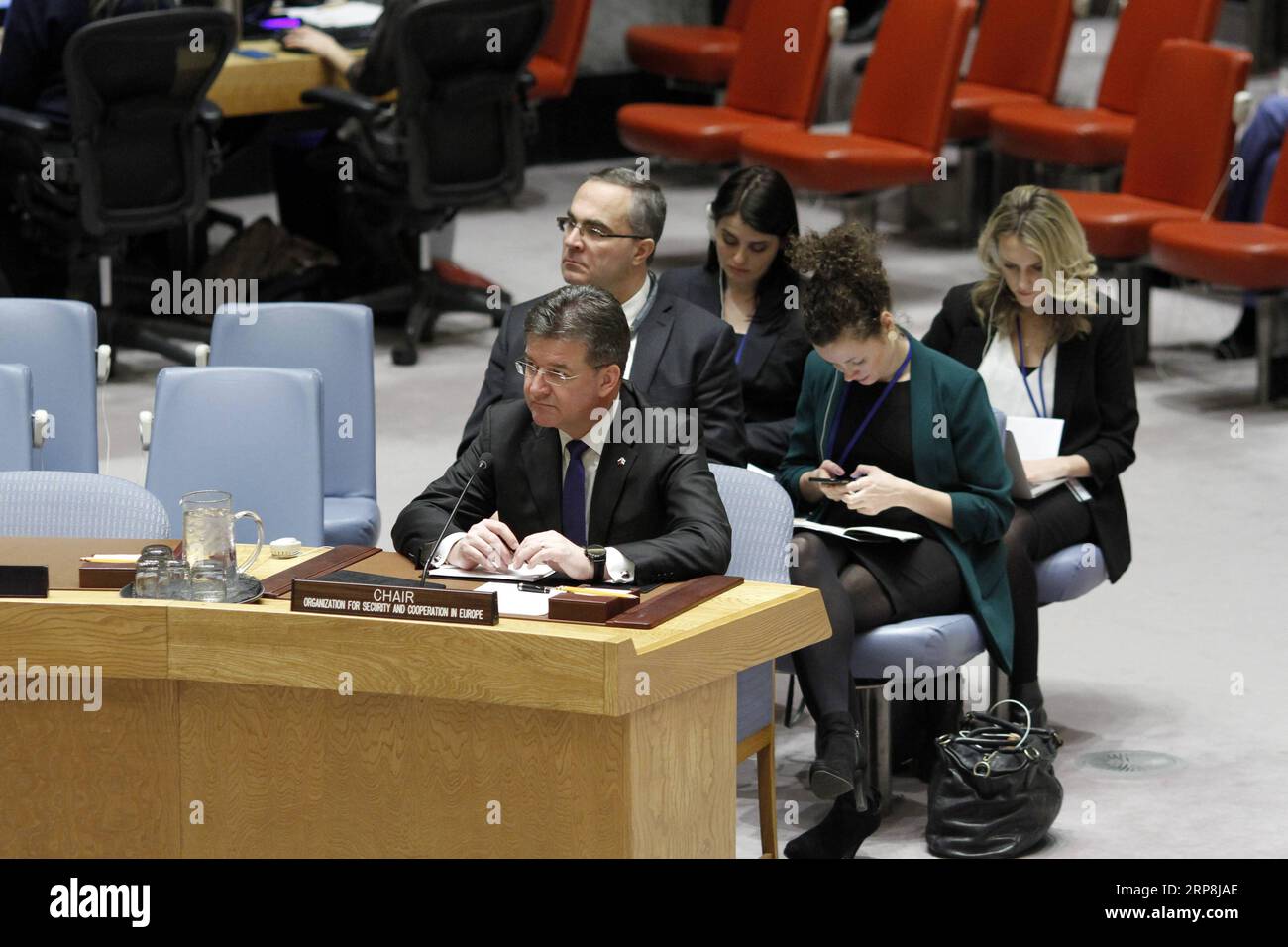 (190308) -- VEREINTE NATIONEN, 8. März 2019 -- Miroslav Lajcak (Front), Außenminister der Slowakei und amtierender Vorsitzender der Organisation für Sicherheit und Zusammenarbeit in Europa (OSZE), erläutert den Sicherheitsrat der Vereinten NATIONEN am Sitz der Vereinten NATIONEN in New York, 7. März 2019. Miroslav Lajcak sagte am Donnerstag gegenüber dem UN-Sicherheitsrat, dass Konfliktprävention, sicherere Zukunft und wirksamer Multilateralismus die drei Prioritäten dieser Organisation seien. ) VN-SICHERHEITSRAT-OSZE-UNTERRICHTUNG LixMuzi PUBLICATIONxNOTxINxCHN Stockfoto