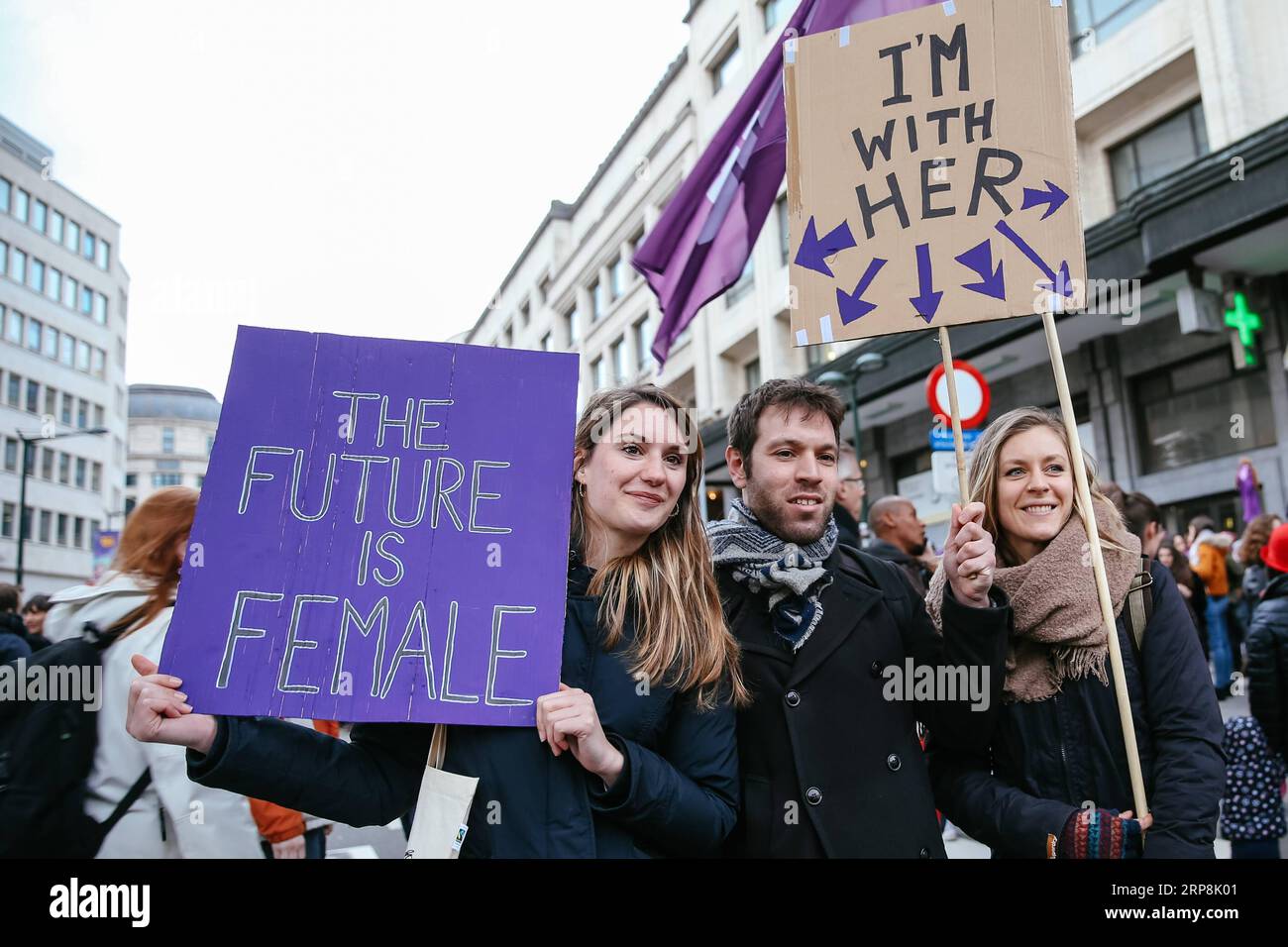 (190308) -- BRÜSSEL, 8. März 2019 (Xinhua) -- Menschen halten Plakate, während sie an einem Frauenstreik in Brüssel, Belgien, am 8. März 2019 teilnehmen. Tausende Frauen streikten am Internationalen Frauentag in ganz Belgien, um sich für die Rechte der Frauen und die Gleichstellung der Geschlechter einzusetzen, berichteten lokale Medien. (Xinhua/Zhang Cheng) BELGIEN-BRÜSSEL-FRAUENSTREIK PUBLICATIONxNOTxINxCHN Stockfoto