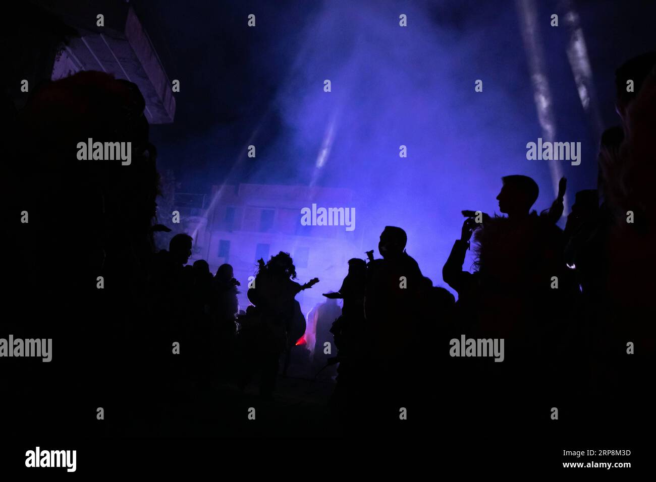 (190310) -- AMFISSA (GRIECHENLAND), 10. März 2019 -- Menschen tanzen während der Feier des Geistes von Harmena in Amfissa, Mittelgriechenland, am 9. März 2019. Der Geist von Harmena ist eine Feier, die Geistern und verlorenen Seelen gewidmet ist und jedes Jahr während des griechischen Karnevals in Amfissa stattfindet. GRIECHENLAND-AMFISSA-GHOST VON HARMENA LEFTERISxPARTSALIS PUBLICATIONxNOTxINxCHN Stockfoto