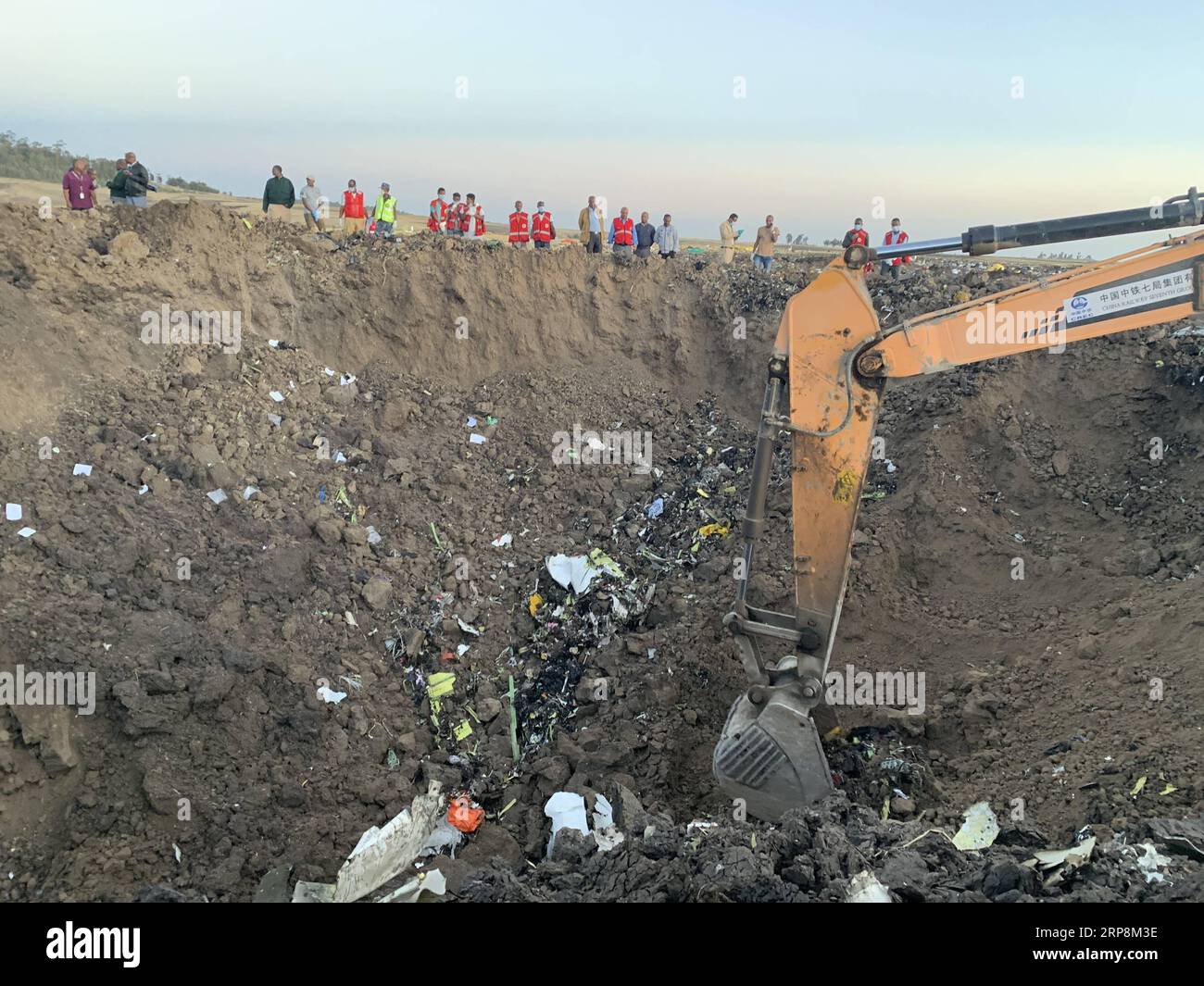 (190310) -- ADDIS ABEBA, 10. März 2019 (Xinhua) -- am 10. März 2019 arbeitet ein Bagger an der Absturzstelle eines Flugzeugs der Ethiopian Airlines, etwa 50 km östlich von Addis Abeba, der Hauptstadt Äthiopiens. Alle 157 Passagiere an Bord von Ethiopian Airlines wurden als Tote bestätigt, da Afrikas am schnellsten wachsende Fluggesellschaft den schlimmsten Vorfall in ihrer Geschichte erlebt hat. Der Vorfall am Sonntag, an dem eine Boeing 737-800 MAX beteiligt war, ereignete sich wenige Minuten nach dem Start des Flugzeugs vom Addis Abeba Bole International Airport nach Nairobi, Kenia. Es stürzte um Bishoftu herum, sagte die Fluggesellschaft. (Xinhua/Wang Shoubao) ET Stockfoto