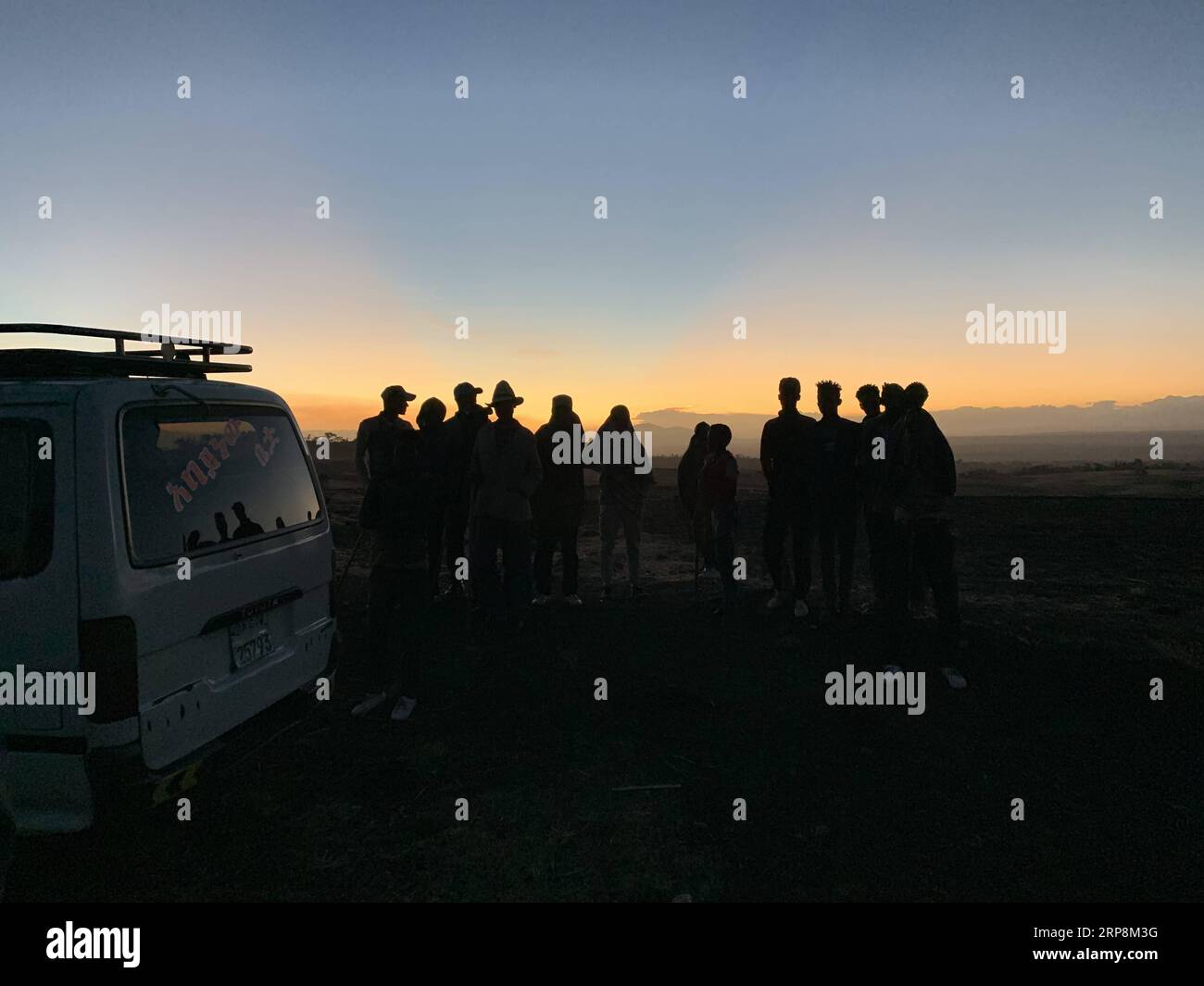 (190310) -- ADDIS ABEBA, 10. März 2019 (Xinhua) -- Menschen versammeln sich am 10. März 2019 auf der Absturzstelle eines Flugzeugs der Ethiopian Airlines, etwa 50 km östlich von Addis Abeba, der Hauptstadt Äthiopiens. Alle 157 Passagiere an Bord von Ethiopian Airlines wurden als Tote bestätigt, da Afrikas am schnellsten wachsende Fluggesellschaft den schlimmsten Vorfall in ihrer Geschichte erlebt hat. Der Vorfall am Sonntag, an dem eine Boeing 737-800 MAX beteiligt war, ereignete sich wenige Minuten nach dem Start des Flugzeugs vom Addis Abeba Bole International Airport nach Nairobi, Kenia. Es stürzte um Bishoftu herum, sagte die Fluggesellschaft. (Xinhua/Wang Shoubao) ETHIOPI Stockfoto