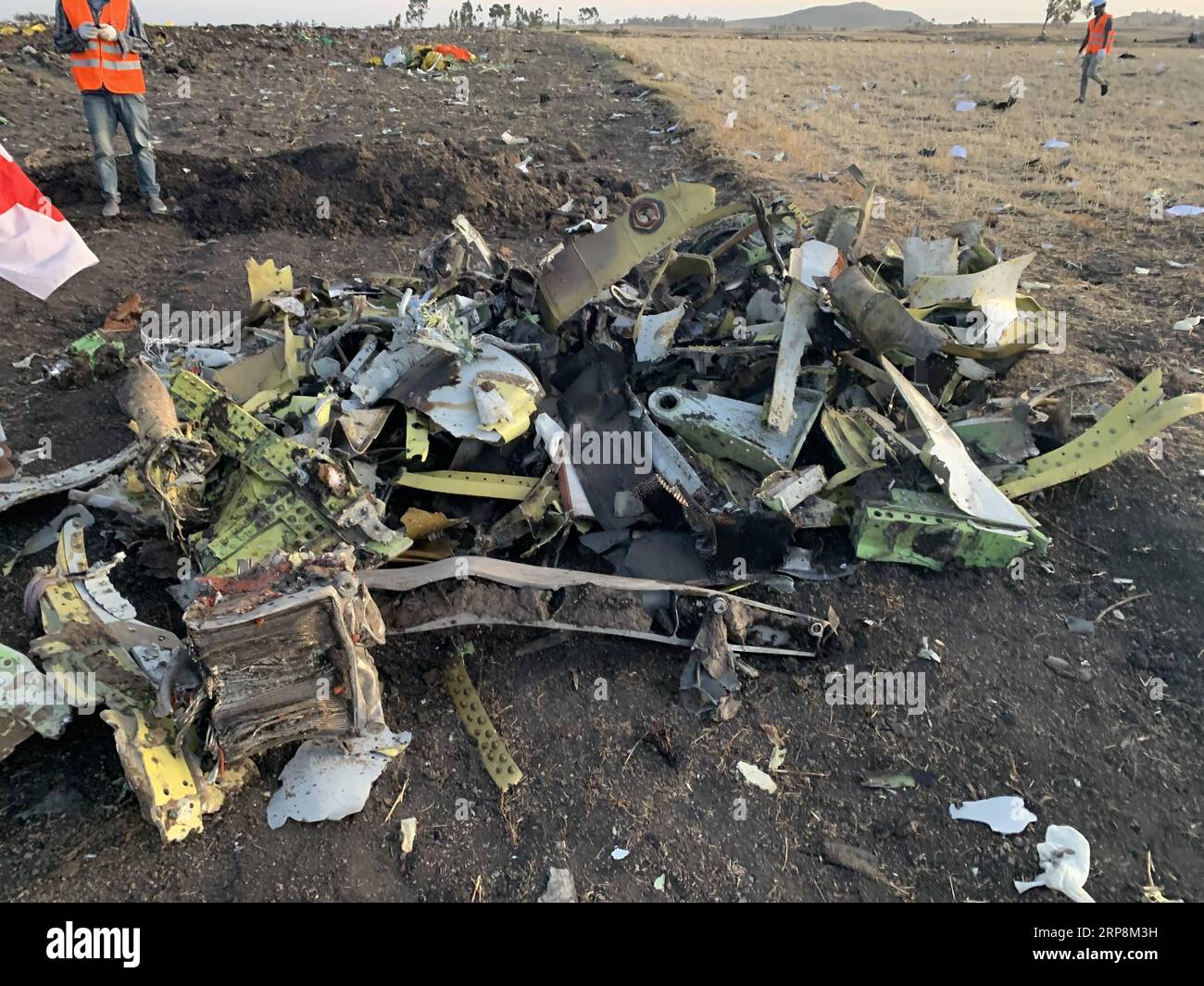 (190310) -- ADDIS ABEBA, 10. März 2019 (Xinhua) -- das Wrack eines Flugzeugs der Ethiopian Airlines wurde am 10. März 2019 auf der Absturzstelle, etwa 50 km östlich von Addis Abeba, der Hauptstadt Äthiopiens, gesehen. Alle 157 Passagiere an Bord von Ethiopian Airlines wurden als Tote bestätigt, da Afrikas am schnellsten wachsende Fluggesellschaft den schlimmsten Vorfall in ihrer Geschichte erlebt hat. Der Vorfall am Sonntag, an dem eine Boeing 737-800 MAX beteiligt war, ereignete sich wenige Minuten nach dem Start des Flugzeugs vom Addis Abeba Bole International Airport nach Nairobi, Kenia. Es stürzte um Bishoftu herum, sagte die Fluggesellschaft. (Xinhua/Wang Shoubao) Stockfoto