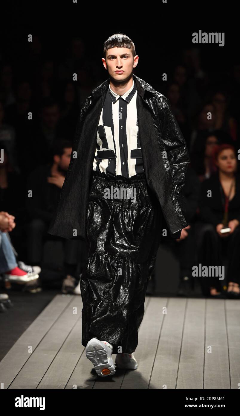 (190311) -- LISSABON, 11. März 2019 (Xinhua) -- Ein Modell präsentiert eine Kreation des portugiesischen Designers Ricardo Andrez während der Lissabon Fashion Week Herbst/Winter 2019/20 in Lissabon, Portugal, 10. März 2019. (Xinhua/Zhang Liyun) PORTUGAL-LISSABON-FASHION WEEK-RICARDO ANDREZ PUBLICATIONxNOTxINxCHN Stockfoto