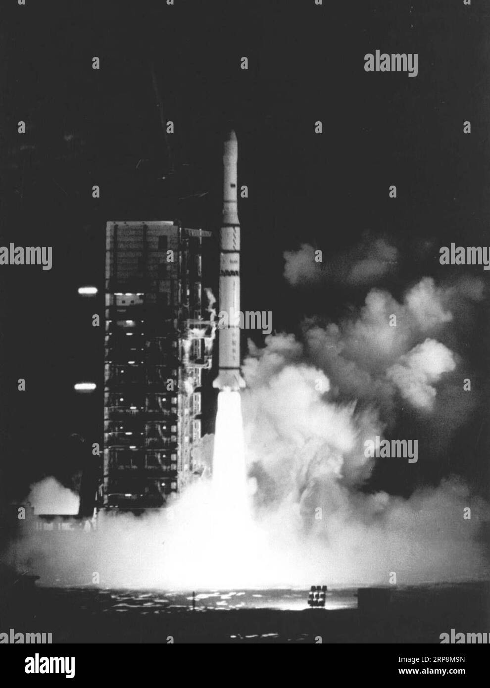 (190311) -- PEKING, 11. März 2019 (Xinhua) -- der Telekommunikationssatellit Asiasat 1, der von einer chinesischen Trägerrakete des Typs Long March 3 getragen wird, springt am 7. April 1990 vom Xichang Satellite Launch Center in Xichang in der südwestlichen chinesischen Provinz Sichuan ab. Mit einer langen März-3B-Rakete, die am 10. März 2019 einen neuen Kommunikationssatelliten in die Umlaufbahn brachte, vollendete Chinas Trägerraketenserie Long March 300 Starts, nachdem sie seit 1970 mehr als 500 Raumfahrzeuge in den Weltraum geschickt hatte. ZUM SCHLUSS: 4. LD-Writethru-China Fokus: Chinas lange Marschraketen vollenden 300 Starts (Xinhua) CHINA-LONG MAR Stockfoto