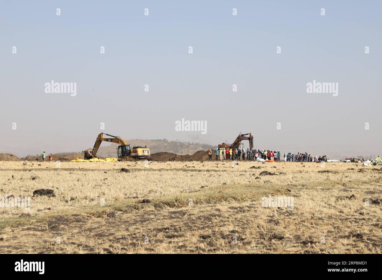 (190311) -- ADDIS ABEBA, 11. März 2019 -- Foto vom 11. März 2019 zeigt die Absturzstelle eines Flugzeugs der Ethiopian Airlines in der Nähe der Stadt Bishoftu, etwa 45 km von der Hauptstadt Addis Abeba, Äthiopien entfernt. Die Boeing 737-8 MAX in Nairobi stürzte am Sonntag ab, nur wenige Minuten vom internationalen Flughafen Addis Abeba Bole entfernt, und tötete alle 157 Menschen an Bord. Am Montag gab Ethiopian Airlines bekannt, dass sie den kommerziellen Betrieb aller Boeing 737-Max 8-Flugzeuge einstellen werde. ÄTHIOPIEN-BISHOFTU-ÄTHIOPISCHE FLUGLINIEN-JET-ABSTURZ MICHAELXTEWELDE PUBLICATIONXNOTXINXCHN Stockfoto