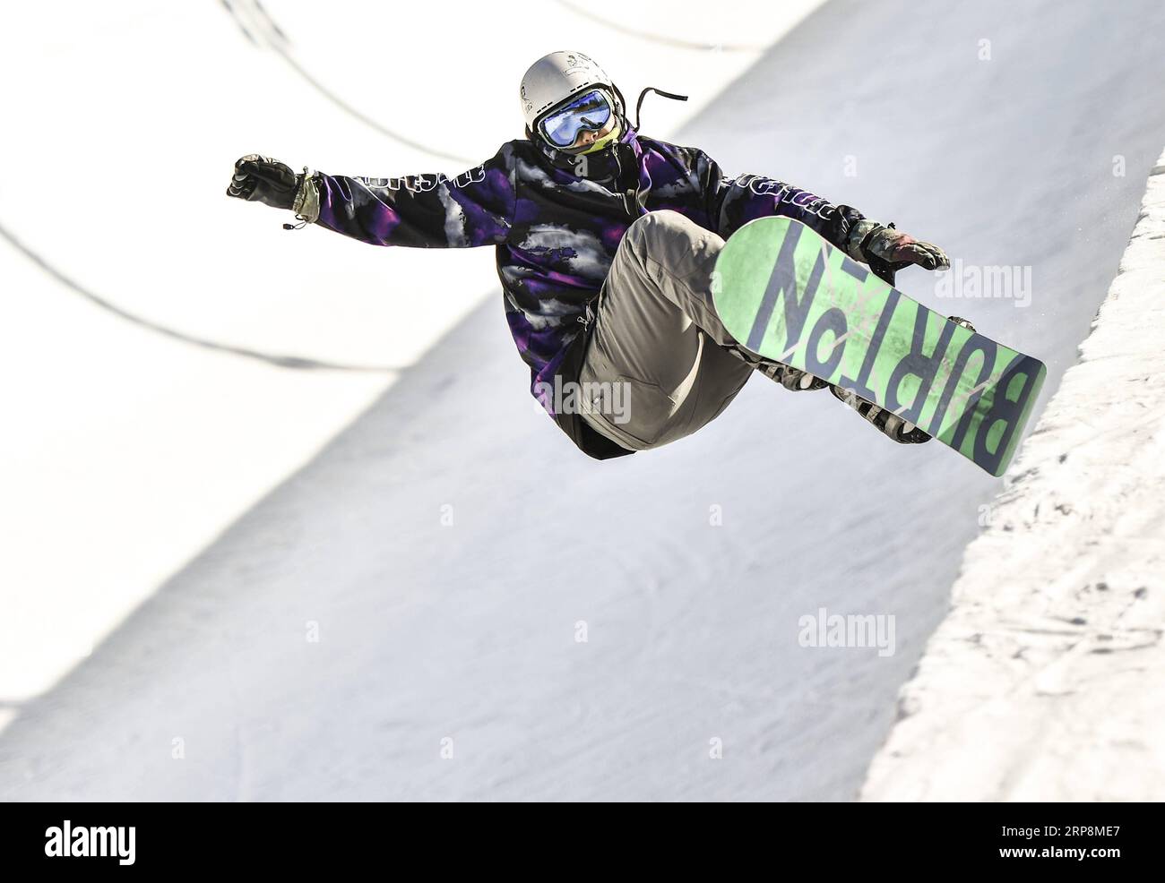 (190311) -- SHENYANG, 11. März 2019 (Xinhua) -- Lu Xiuyuan übt auf Halfpipe während einer Trainingseinheit an der Shenyang Sport University in Shenyang, Provinz Liaoning im Nordosten Chinas, am 23. Januar 2019. Es gibt etwa 30 Kinder zwischen 8 und 16 Jahren, die Snowboard-Halfpipe an der Shenyang Sport University studieren. Einige von ihnen wollen Profisportler werden, und einige von ihnen wollen nur einen Vorgeschmack auf diesen Sport haben. Als sich die Winterspiele 2022 in Peking näherten, begannen immer mehr Menschen in China, darunter auch junge Studenten, zu lernen und am Eis- und Schneesport teilzunehmen. (Xinhua/Xia Yif Stockfoto