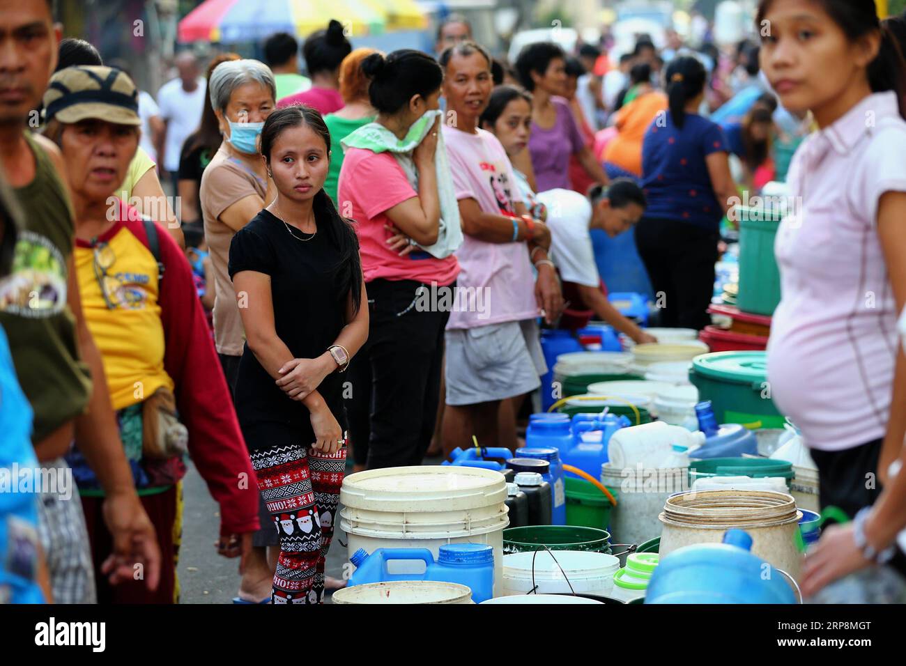 (190311) -- MANDALUYONG CITY, 11. März 2019 -- Bewohner warten darauf, Wasser von Feuerwehrautos zu bekommen, mit leeren Eimern, die auf einer Straße aufgestellt sind, in Mandaluyong City, Philippinen, 11. März 2019. In einigen Gebieten der Metro Manila und in den umliegenden Provinzen herrscht Wassermangel, da der Wasserstand im La Mesa-Damm aufgrund des Einbruchs von El Nino weiter abnimmt. ) PHILIPPINEN-MANDALUYONG STADT-WASSERKNAPPHEIT ROUELLExUMALI PUBLICATIONxNOTxINxCHN Stockfoto