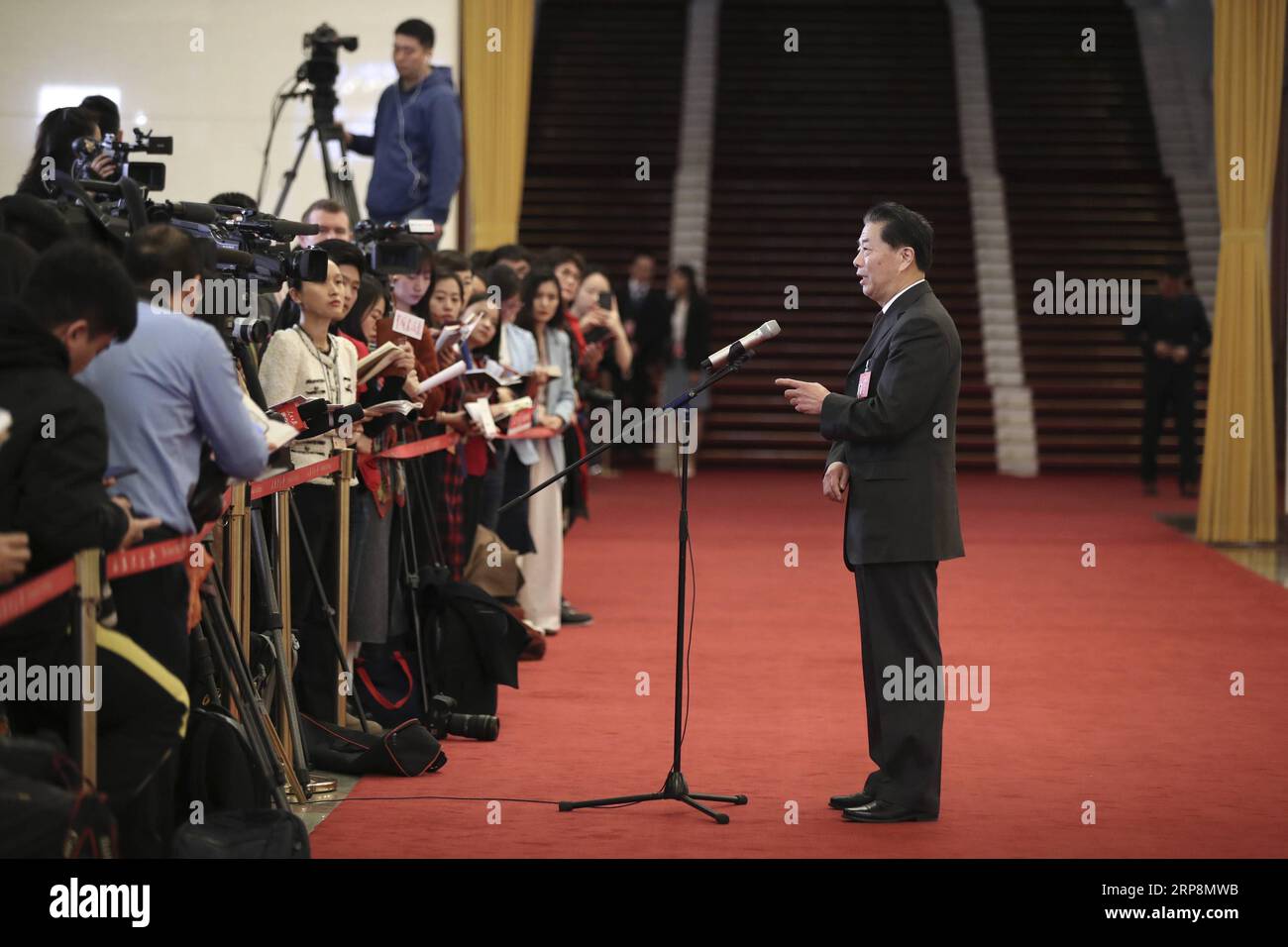 (190312) -- PEKING, 12. März 2019 -- Minister für Wasserressourcen E Jingping erhält ein Interview nach der dritten Plenarsitzung der zweiten Sitzung des 13. Nationalen Volkskongresses (NPC) in der Großen Halle des Volkes in Peking, Hauptstadt von China, 12. März 2019. ) (ZWEI SITZUNGEN)CHINA-PEKING-NPC-MINISTER-INTERVIEW (CN) JINXLIWANG PUBLICATIONXNOTXINXCHN Stockfoto