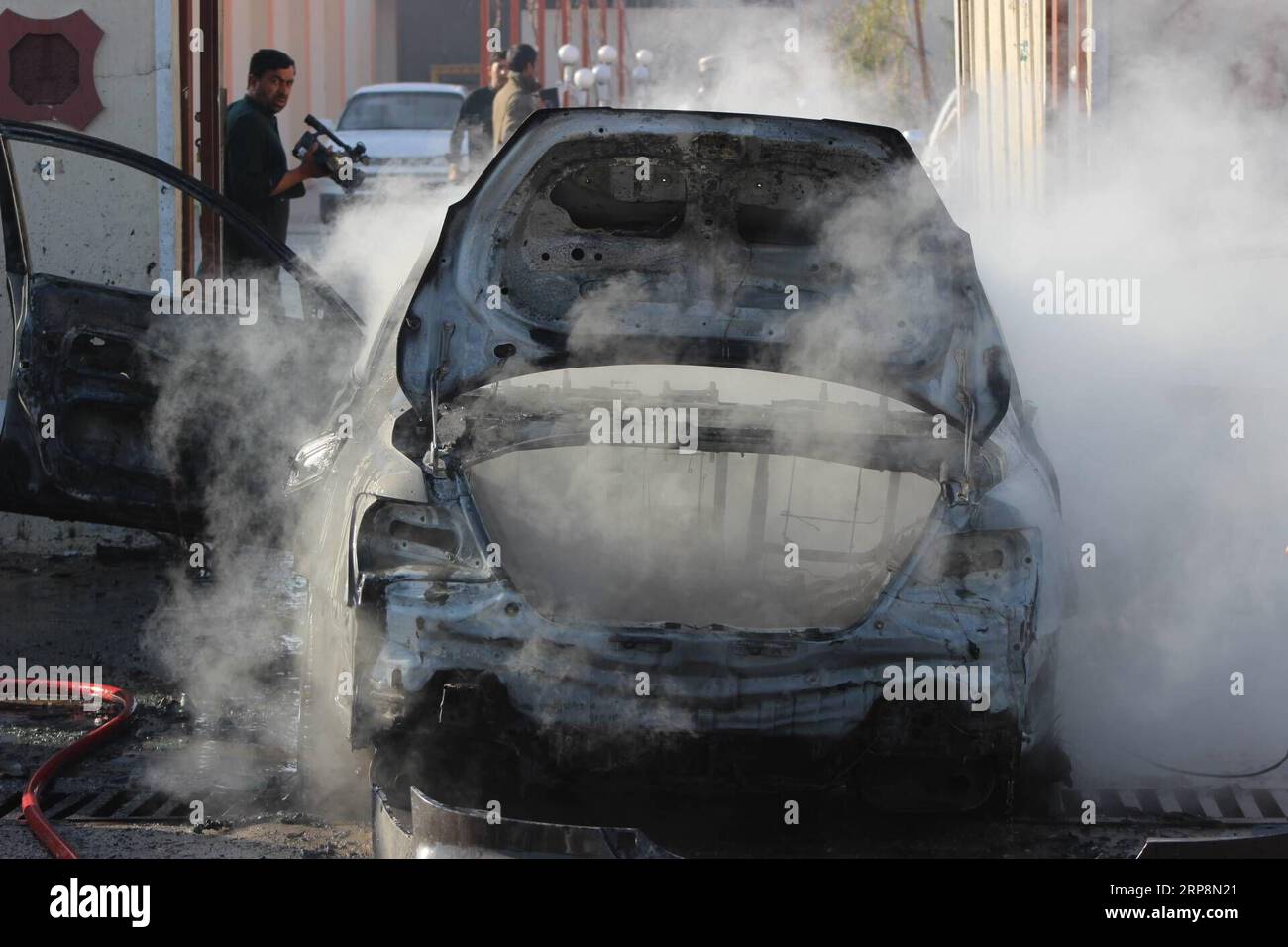 (190312) -- LASHKAR GAH, 12. März 2019 -- Ein verbranntes Auto wird nach einer Explosion in Lashkar Gah, der Hauptstadt der Provinz Helmand, im Süden Afghanistans, am 12. März 2019 gesehen. Ein lokaler Journalist wurde bei einem Bombenanschlag in Lashkar Gah am Dienstag schwer verletzt, sagte die örtliche Polizei. Abdul Aziz Safdary) AFGHANISTAN-HELMAND-BLAST XinhuaxKabul PUBLICATIONxNOTxINxCHN Stockfoto