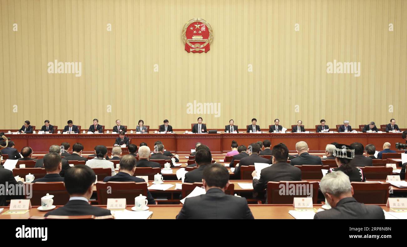 (190312) -- PEKING, 12. März 2019 -- Li Zhanshu, Vorsitzender des Präsidiums der zweiten Sitzung des 13. Nationalen Volkskongresses (NPC), leitet die zweite Sitzung des Präsidiums in der Großen Halle des Volkes in Peking, Hauptstadt Chinas, am 12. März 2019. ) (ZWEI SITZUNGEN)CHINA-BEIJING-NPC-PRESIDIUM-MEETING (CN) PANGXXINGLEI PUBLICATIONXNOTXINXCHN Stockfoto
