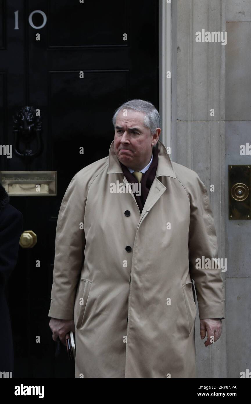 (190312) -- LONDON, 12. März 2019 (Xinhua) -- Aktenfoto vom 12. Februar 2019 zeigt, wie der britische Attorney General Geoffrey Cox die 10 Downing Street nach der Kabinettssitzung in London verlässt. Der britische Generalstaatsanwalt Geoffrey Cox sagte am Dienstag, dass die neu gesicherten rechtsverbindlichen Änderungen des Brexit-Abkommens das Risiko verringern werden, dass sein Land unbegrenzt und unfreiwillig im irischen Backstop festgehalten wird. Cox betonte ferner, dass das rechtliche Risiko unverändert bleibe, dass Großbritannien ohne Zustimmung der Europäischen Union keine rechtlichen Mittel zum Austritt habe. Seine Kommentare kamen einen Tag nach dem anderen Stockfoto